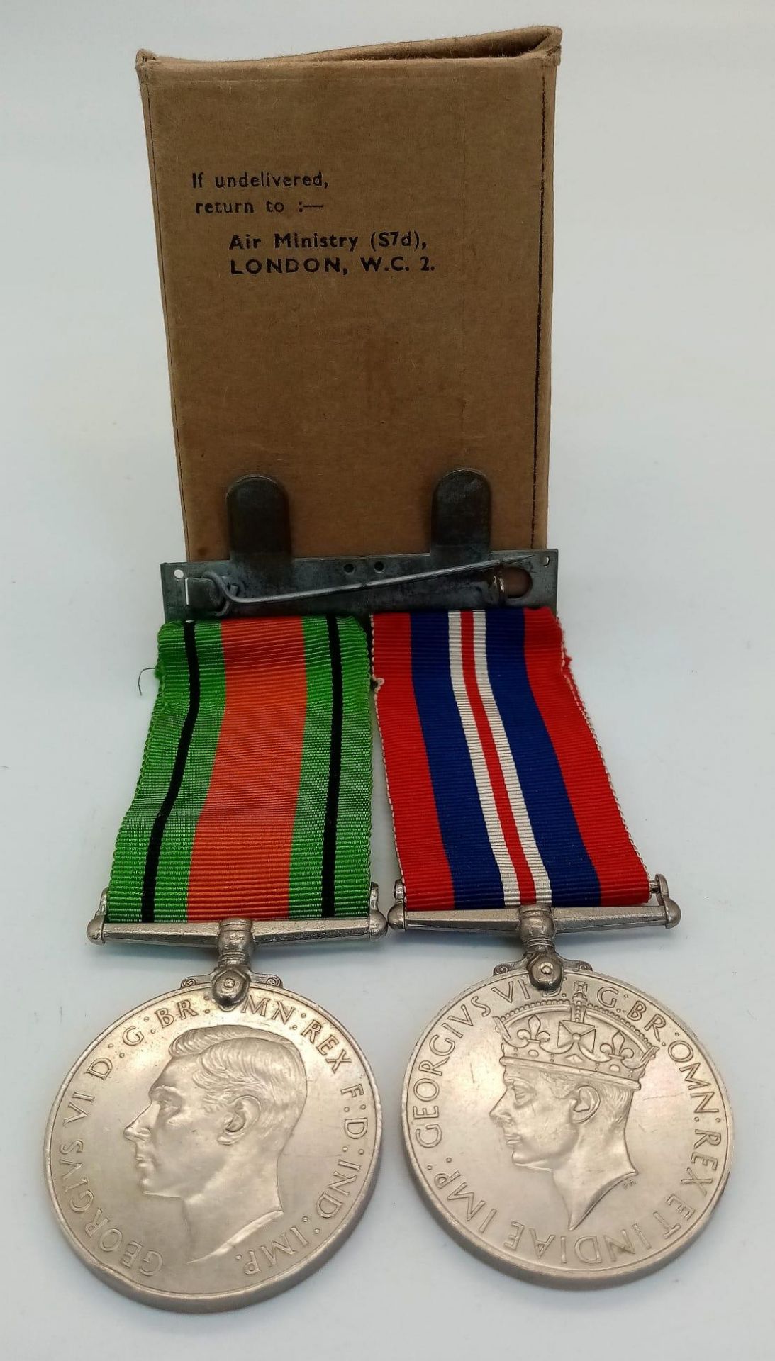 Two British WW2 George VI Medals - The Defence Medal and The War Medal, both with ribbons and a - Bild 2 aus 4