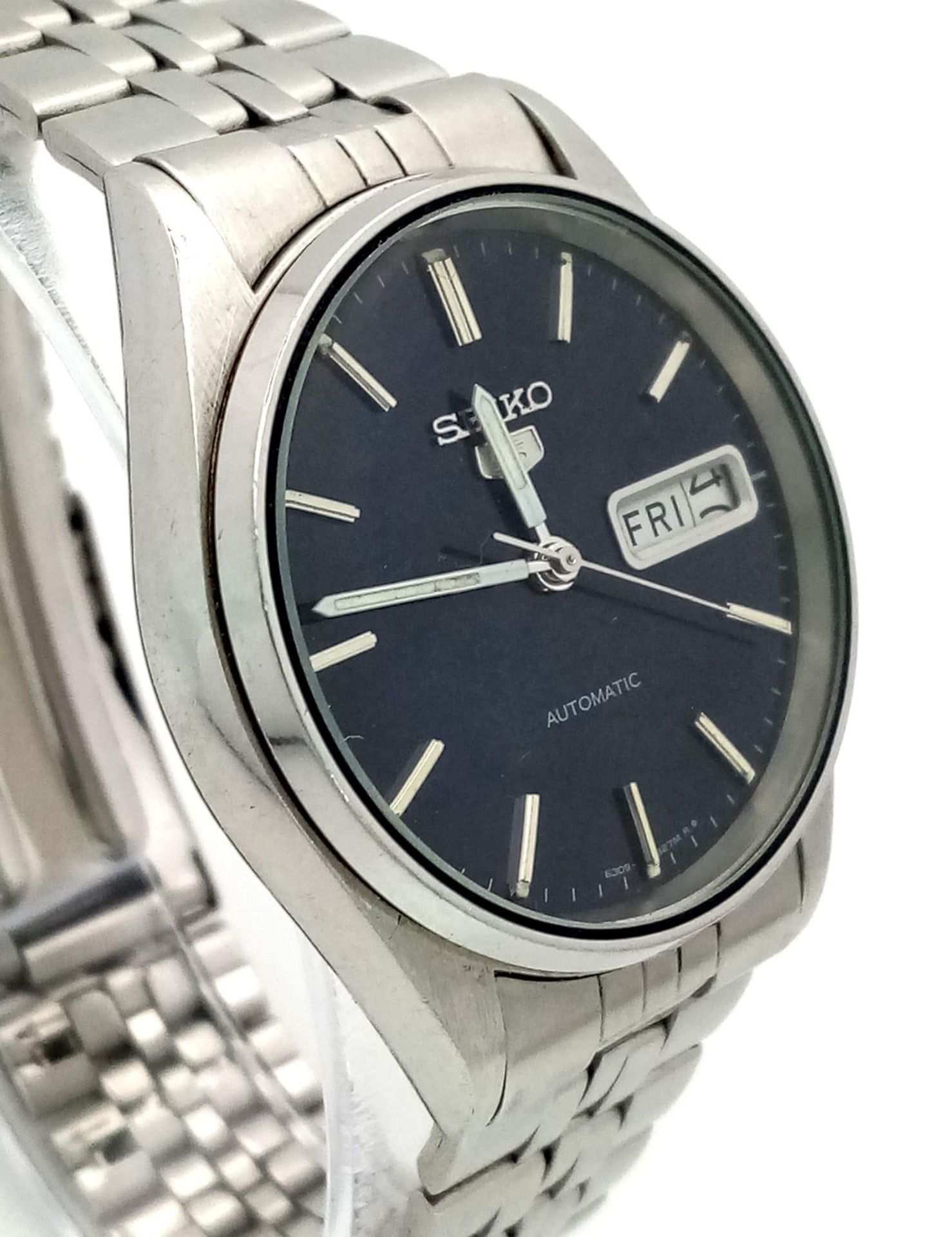 A Vintage Seiko 5 Automatic Gents Watch. Stainless steel strap and case - 36mm. Black dial with - Image 3 of 6