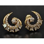 18K YELLOW GOLD DIAMOND SET SWIRL STUD EARRINGS. 0.90CT DIAMONDS. TOTAL WEIGHT 4.09G