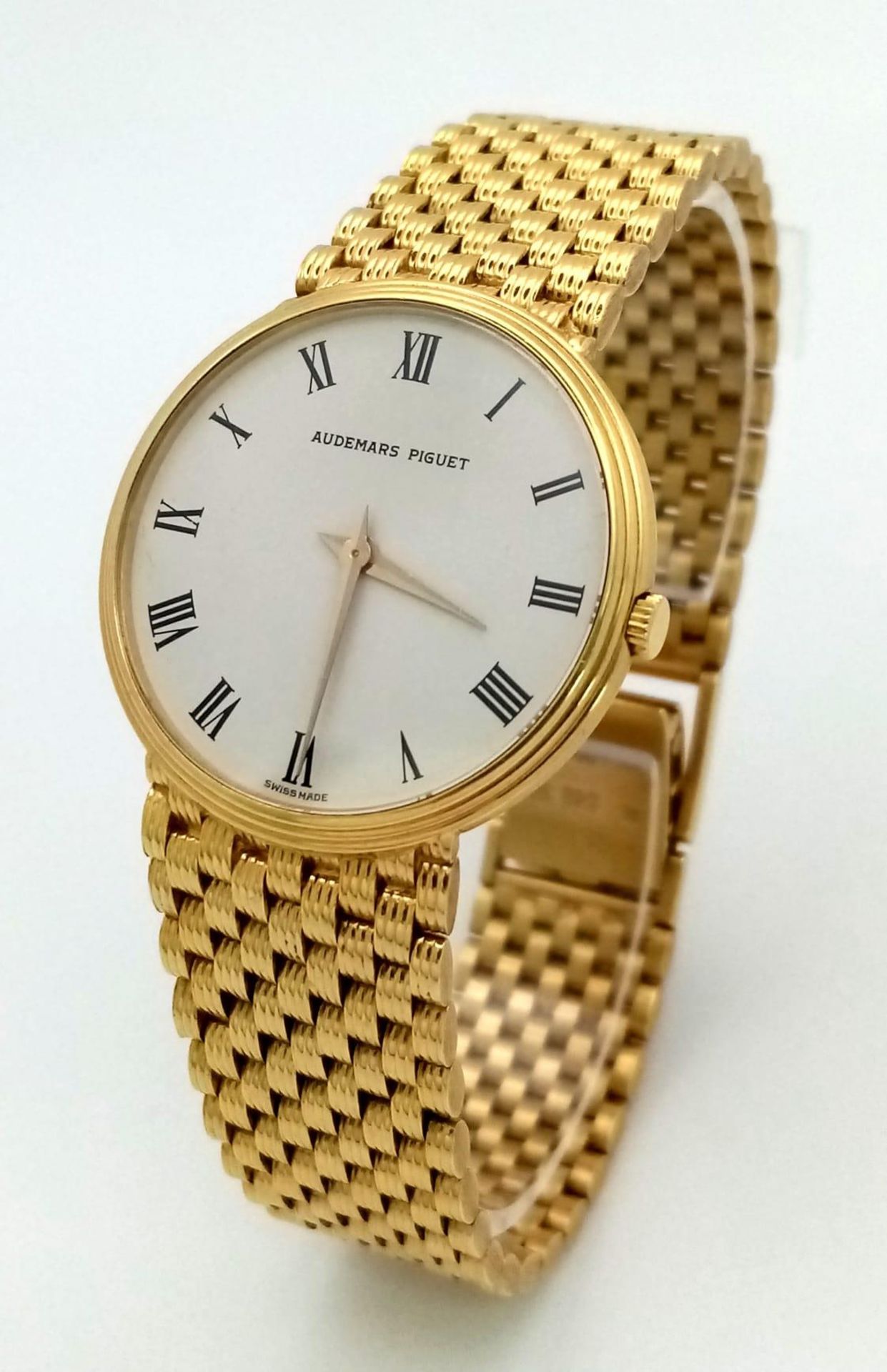 A SOLID 18K GOLD AUDEMARS PIGUET GENTS DRESS WATCH WITH WHITE DIAL AND ROMAN NUMERALS , MANUAL