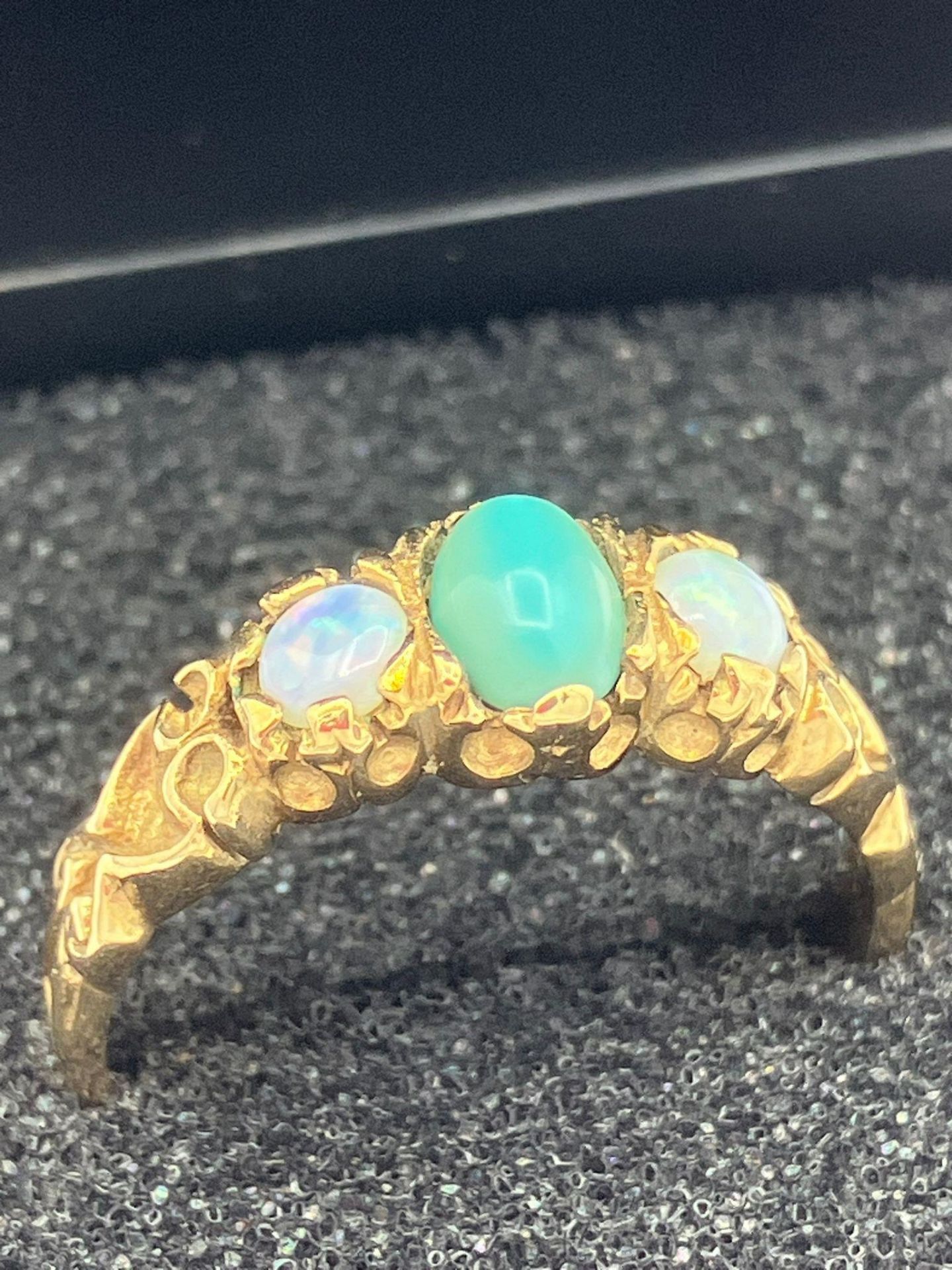 Hallmarked vintage 9 carat GOLD RING Having TURQUOISE and OPAL gemstones set to top. Complete with - Bild 2 aus 2
