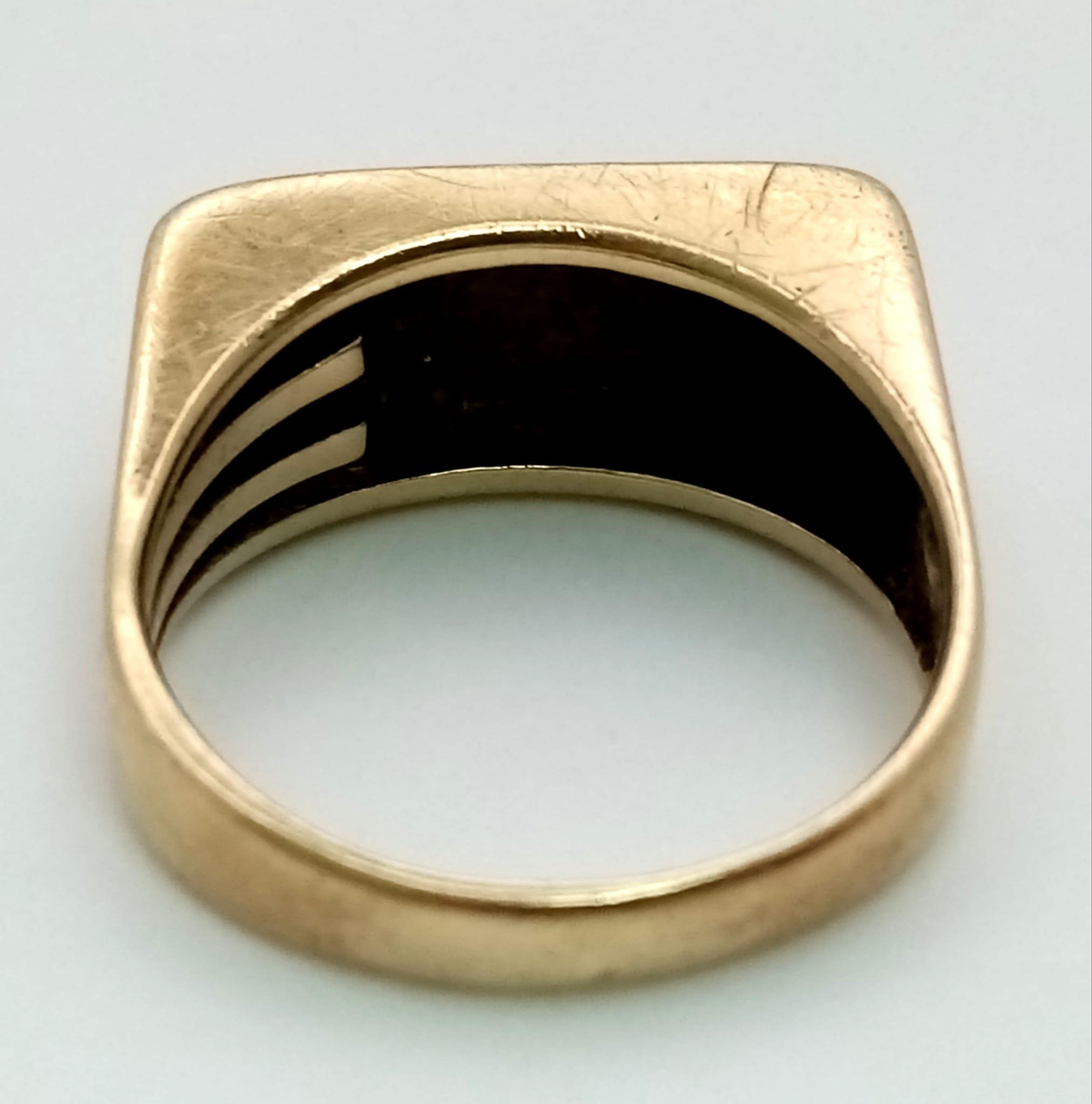 A Vintage 9k Yellow Gold Signet Ring with Side-Pierced Decoration. Size V. 7.5g - Image 3 of 4