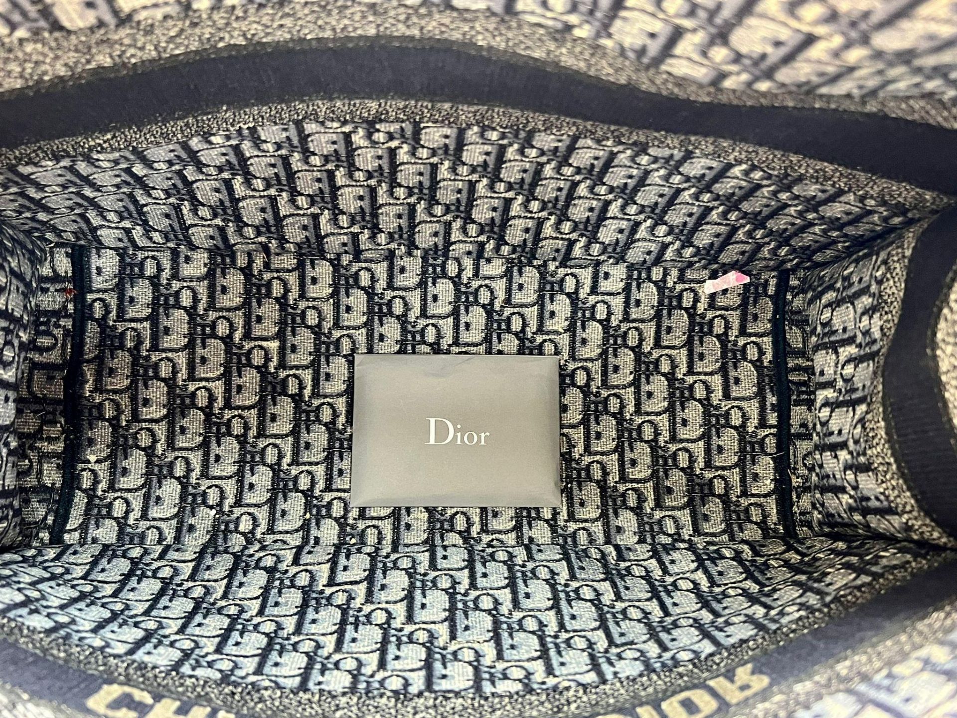 A Christian Dior Grey Oblique Book Tote Bag. Embroidered exterior, spacious interior. Ref: 13139. - Bild 6 aus 8