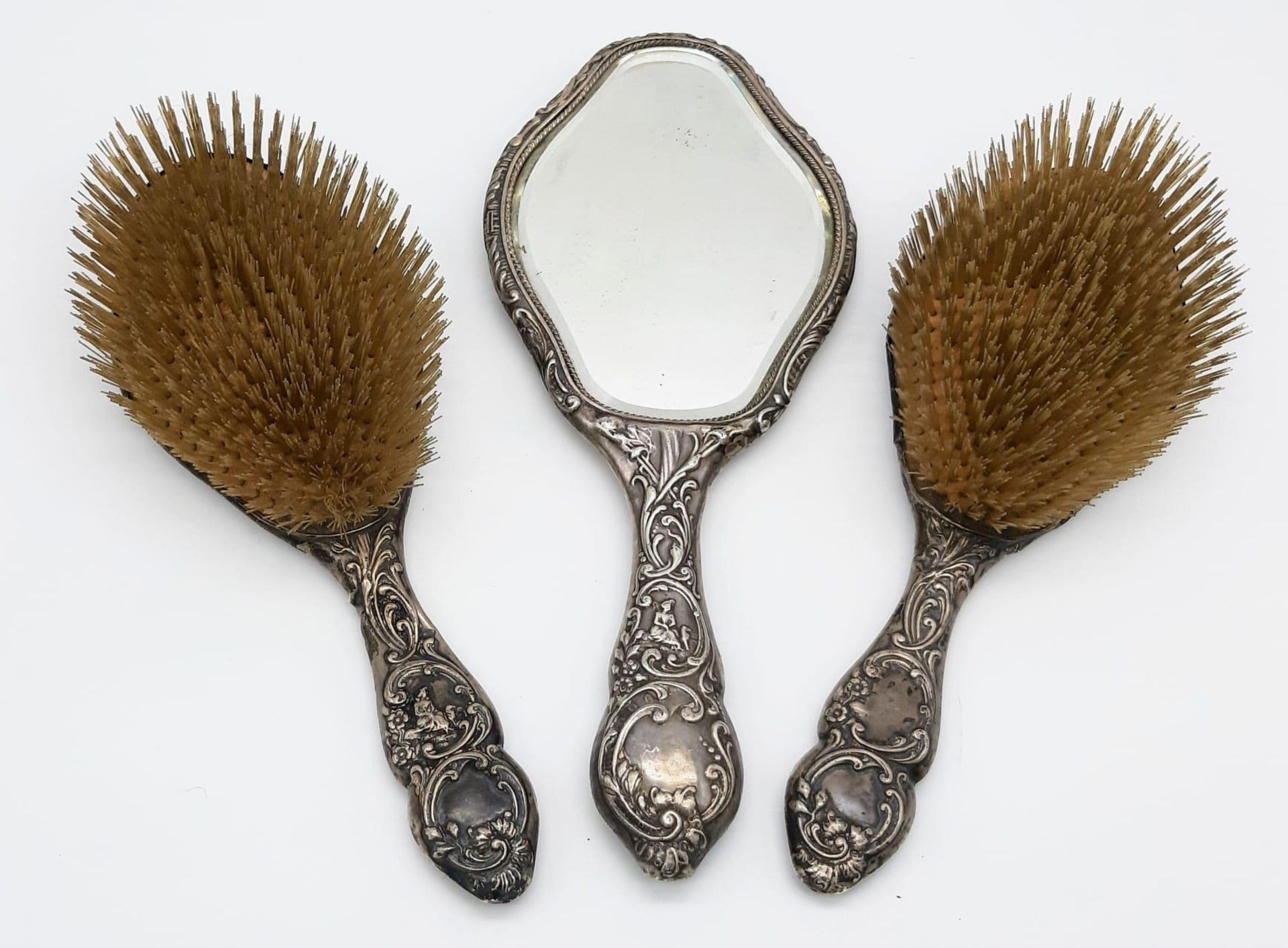 A Pair of Antique Henry Matthews Sterling Silver Repousse Hair Brushes and Hand Mirror. Identical - Bild 2 aus 4