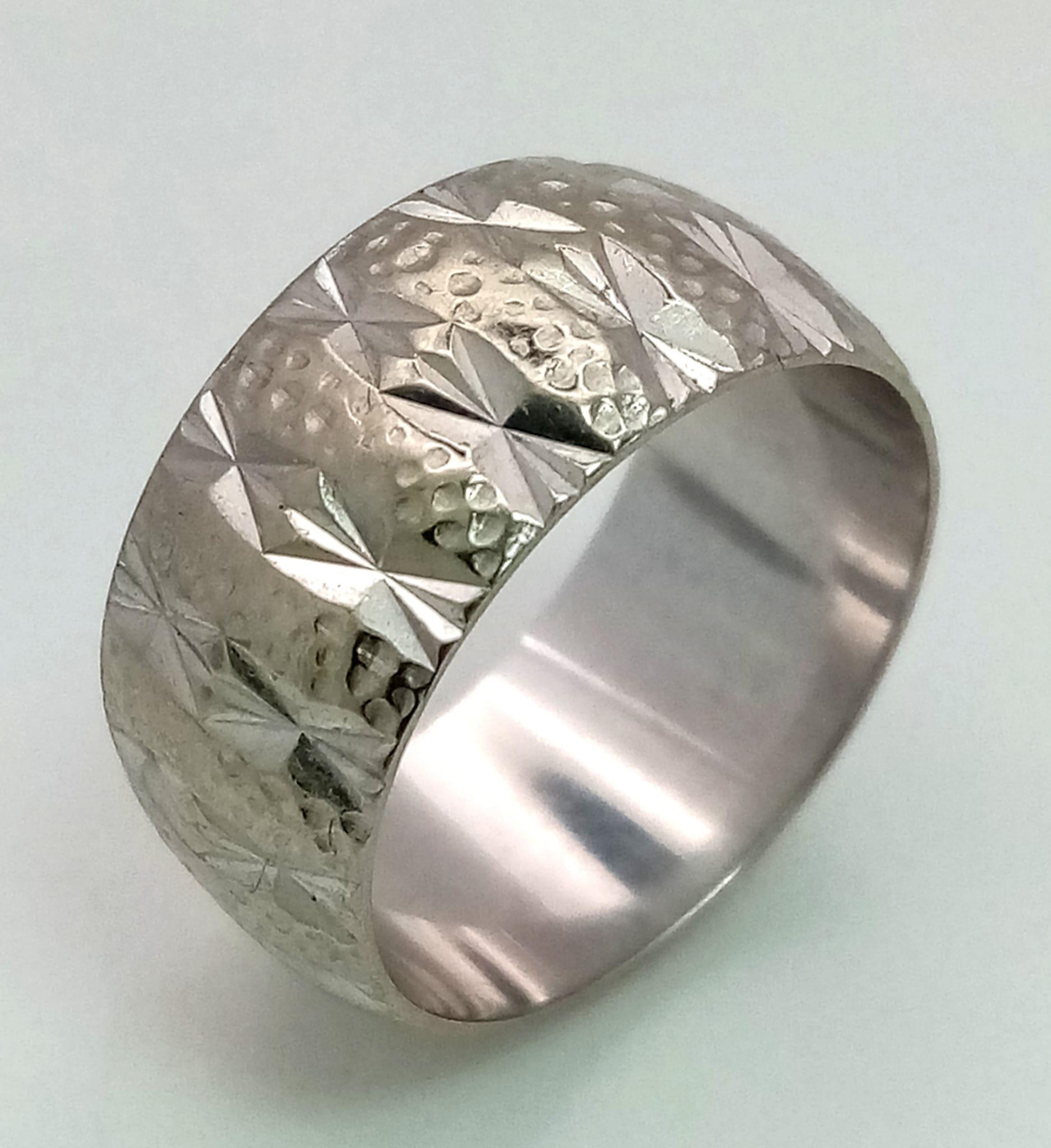 An 18 k white gold ring with a cleverly engraved surface reflecting the light, Rind size: K, - Image 3 of 7