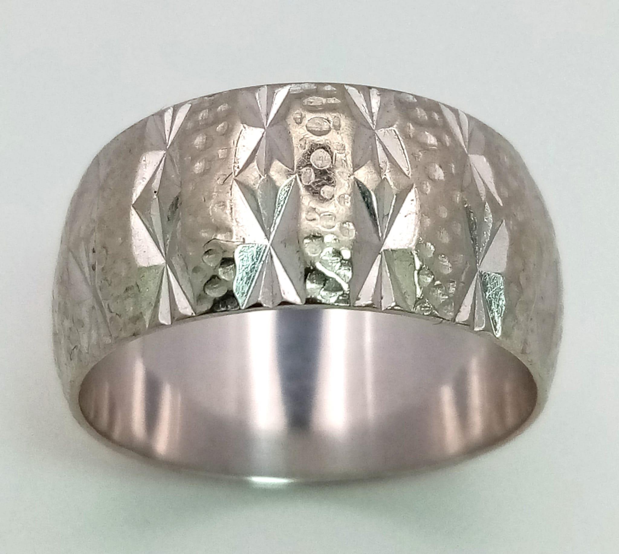 An 18 k white gold ring with a cleverly engraved surface reflecting the light, Rind size: K,