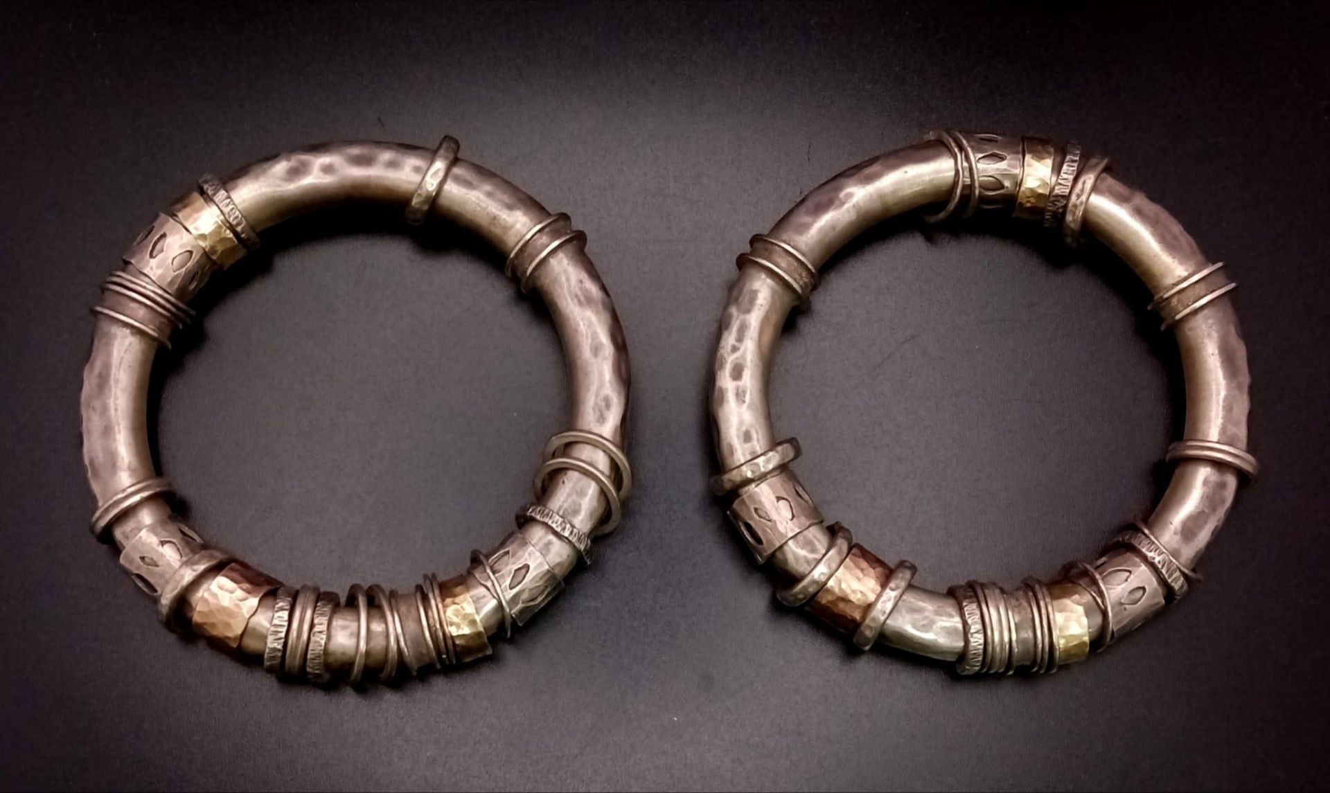 A pair of silver and gold bangles in tubular form with loose ring decoration. The bangles have a - Bild 3 aus 4