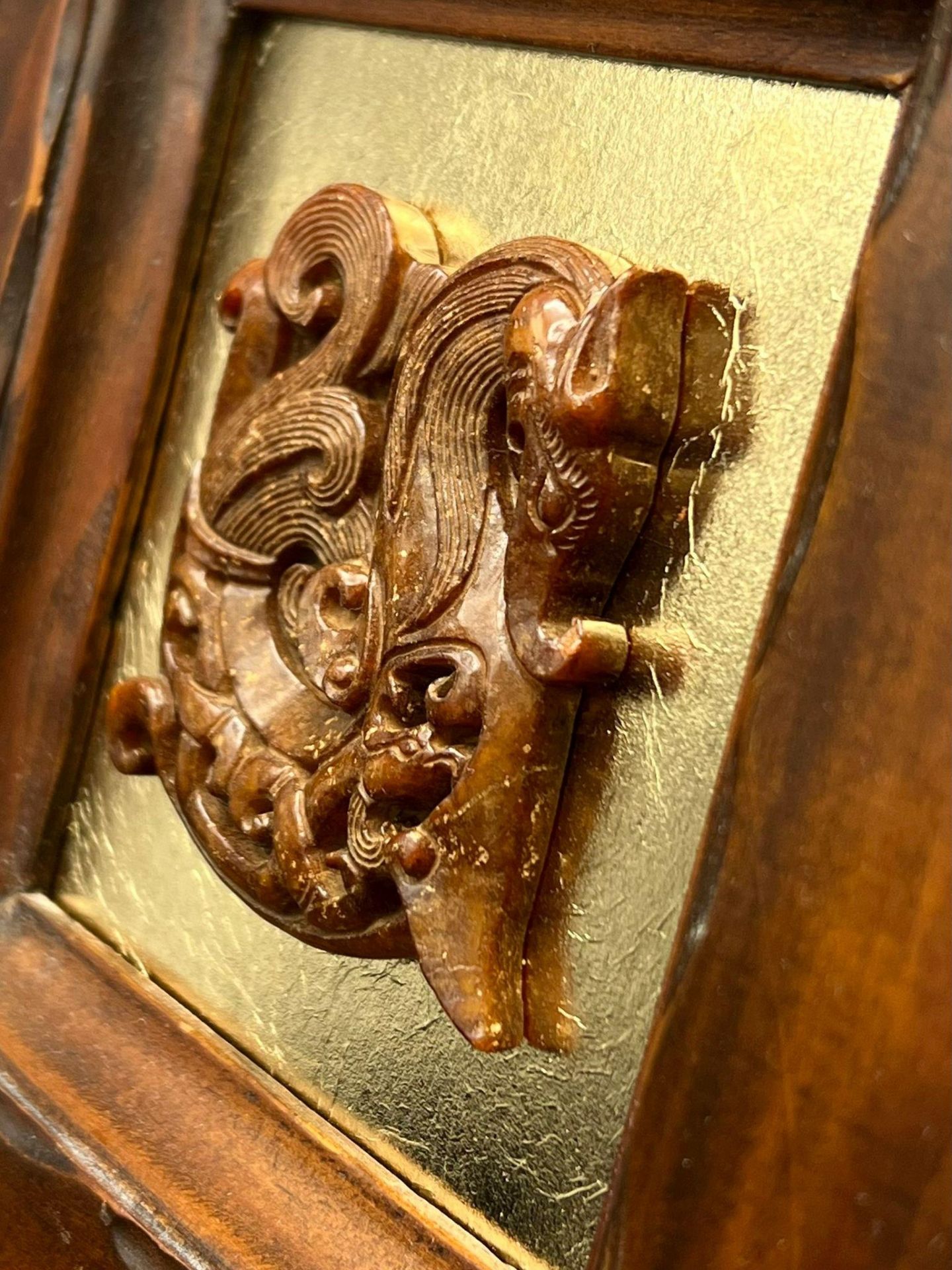 An antique, Chinese, hand carved brown jade amulet with mythical beasts (6 X 6 cm), presented in a - Bild 2 aus 3