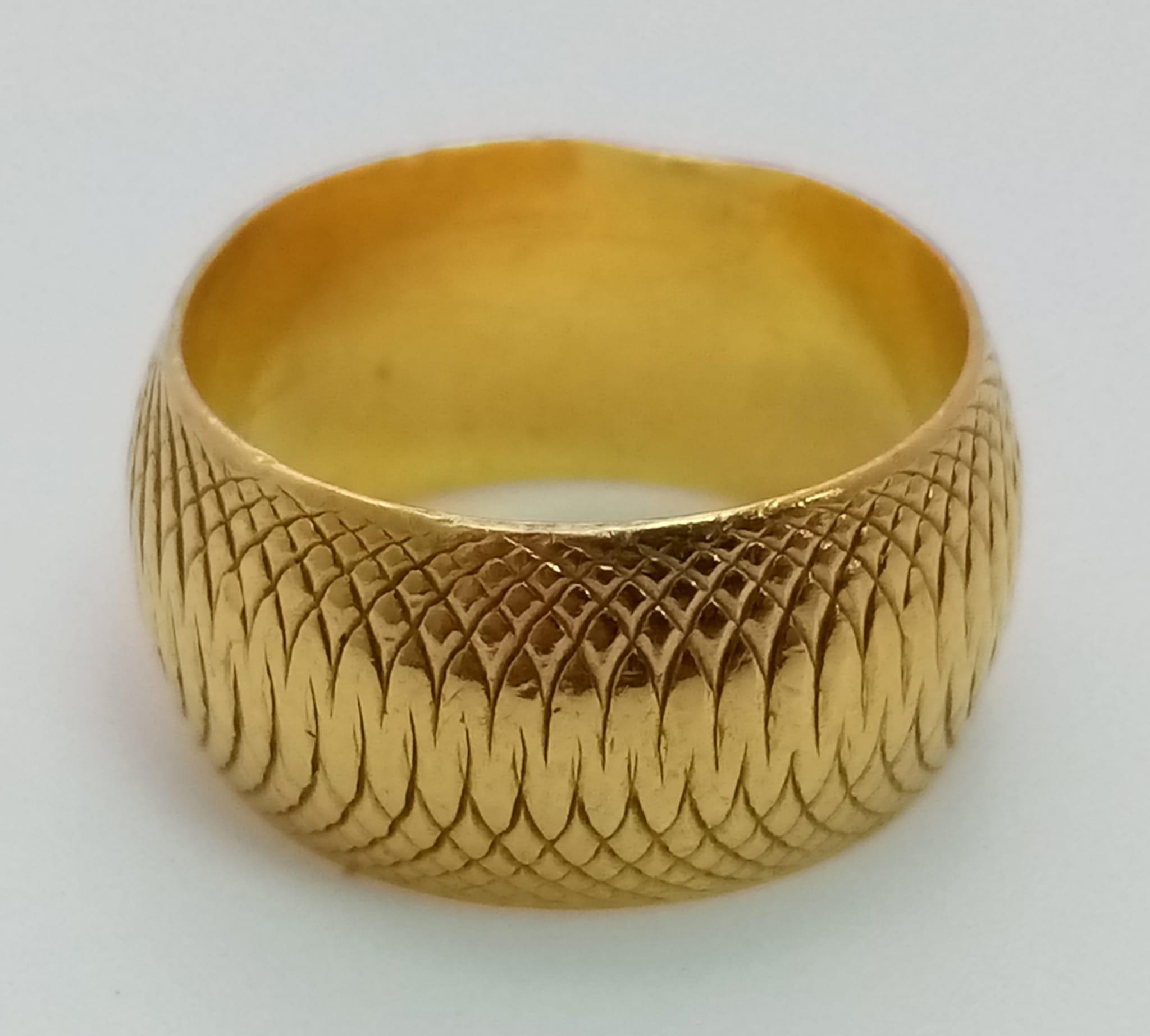 A 22K Yellow Gold Band Ring with Geometric Decoration. Size J. 8.11g - Image 4 of 4