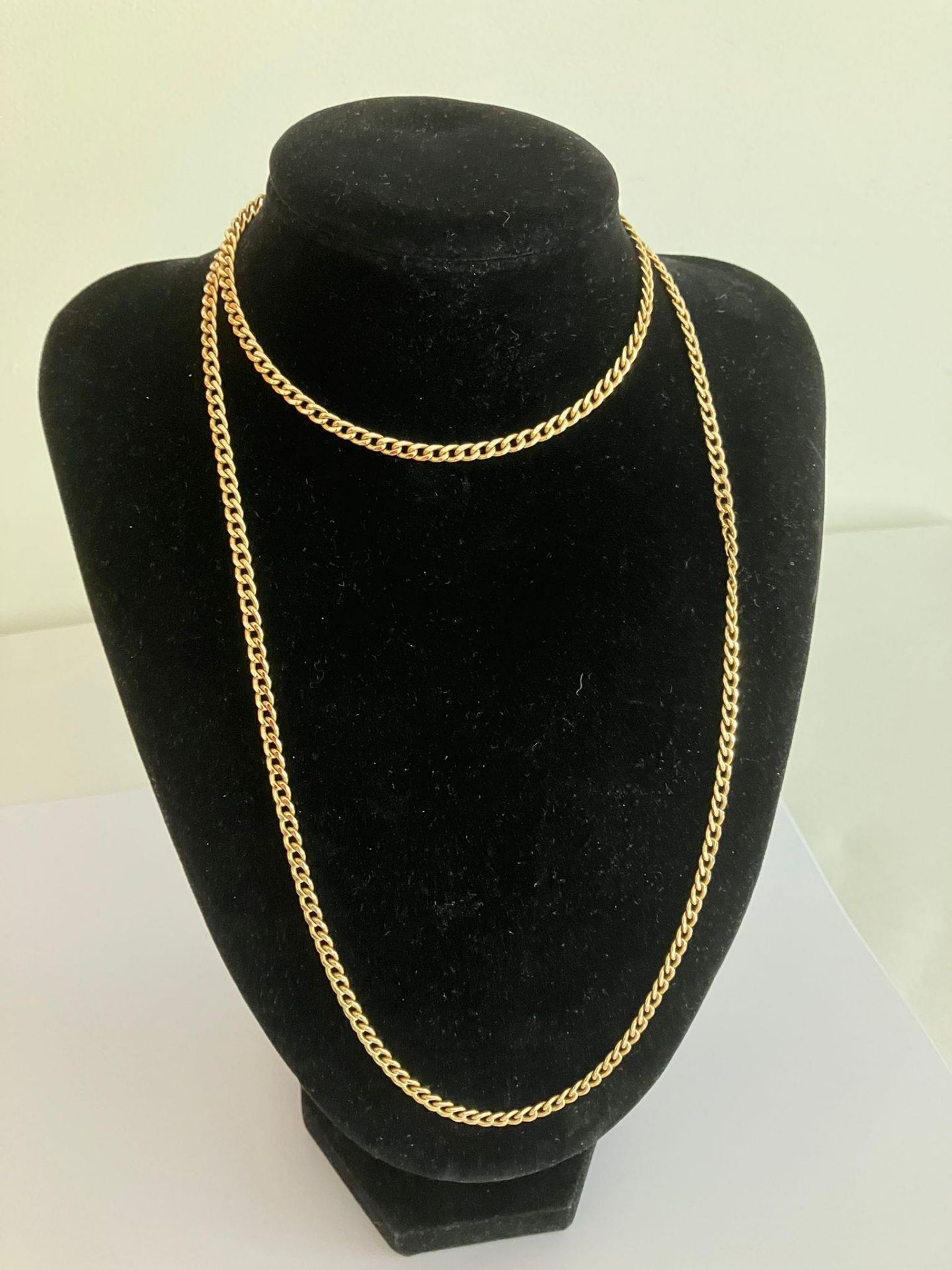 Extra long 9 carat GOLD Curb Chain Necklace. 80 cm long in hallmarked yellow gold. 9.08 grams.