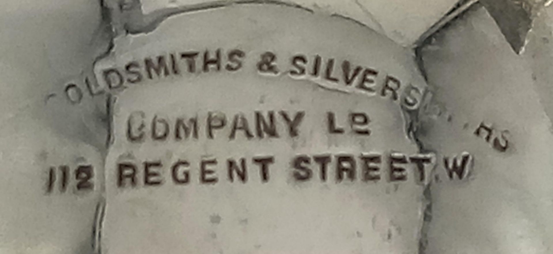 An Antique Goldsmiths and Co. Sterling Silver Cruet Set. 9cm tall. 121g total weight. Hallmarks - Bild 3 aus 5
