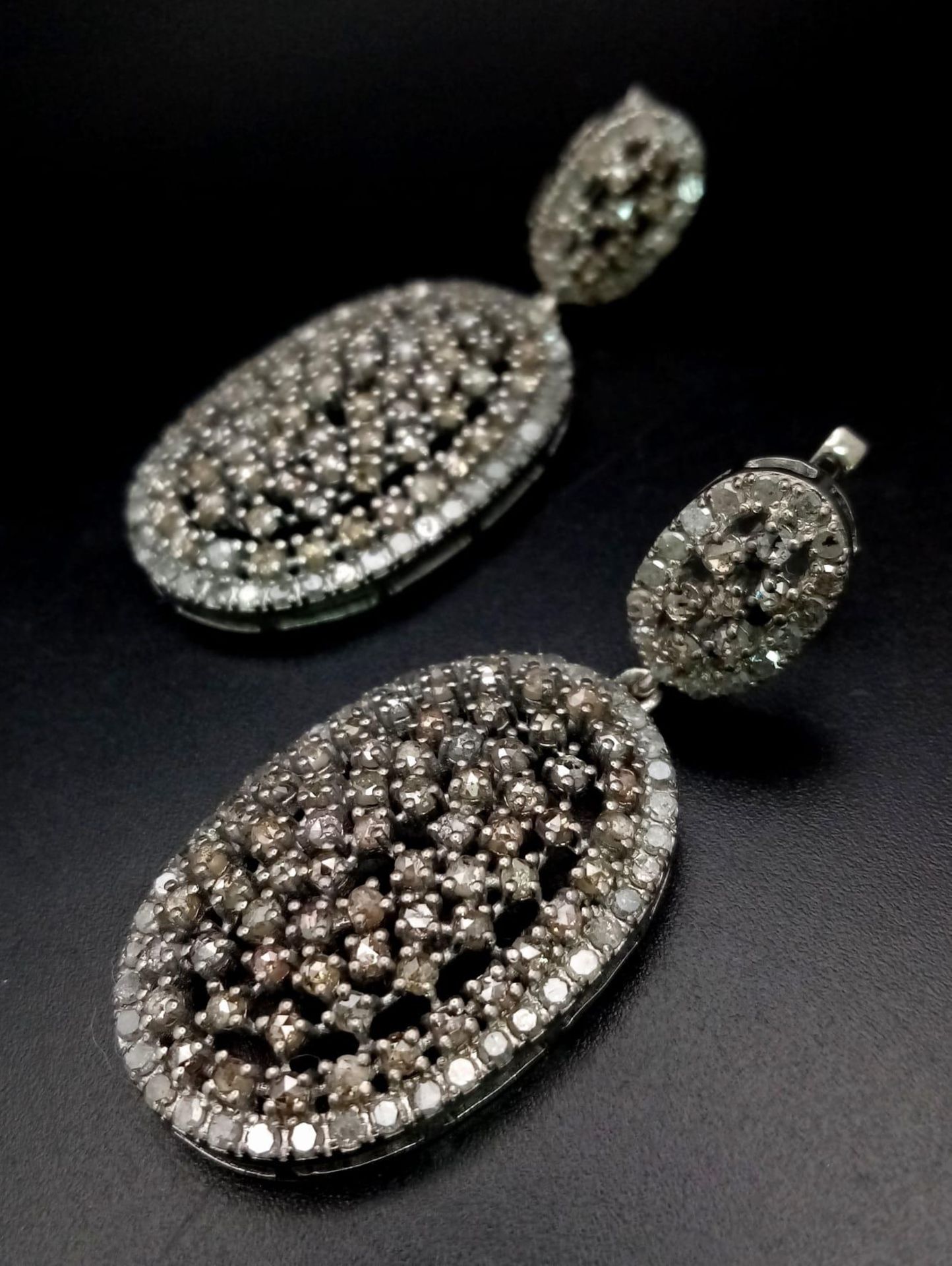 A Pair of Art Deco Style Old-Cut Diamond Cluster Drop Earrings in a 925 Silver Antique Finish. - Bild 2 aus 5