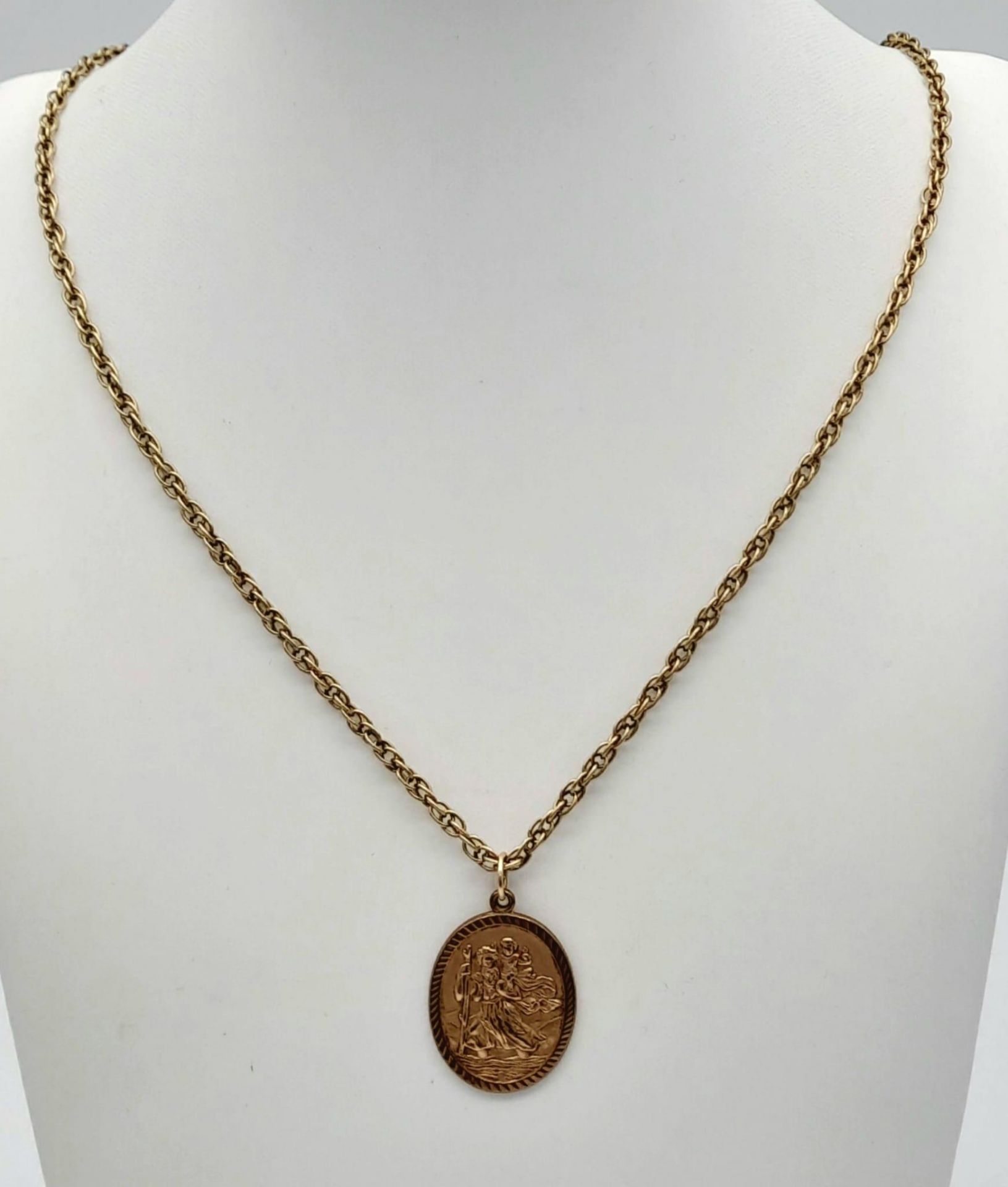 A 9K Gold Oval St. Christopher Pendant on a 9K Yellow Gold Chain/Necklace. 3cm and 64cm. 14.86g - Bild 2 aus 4