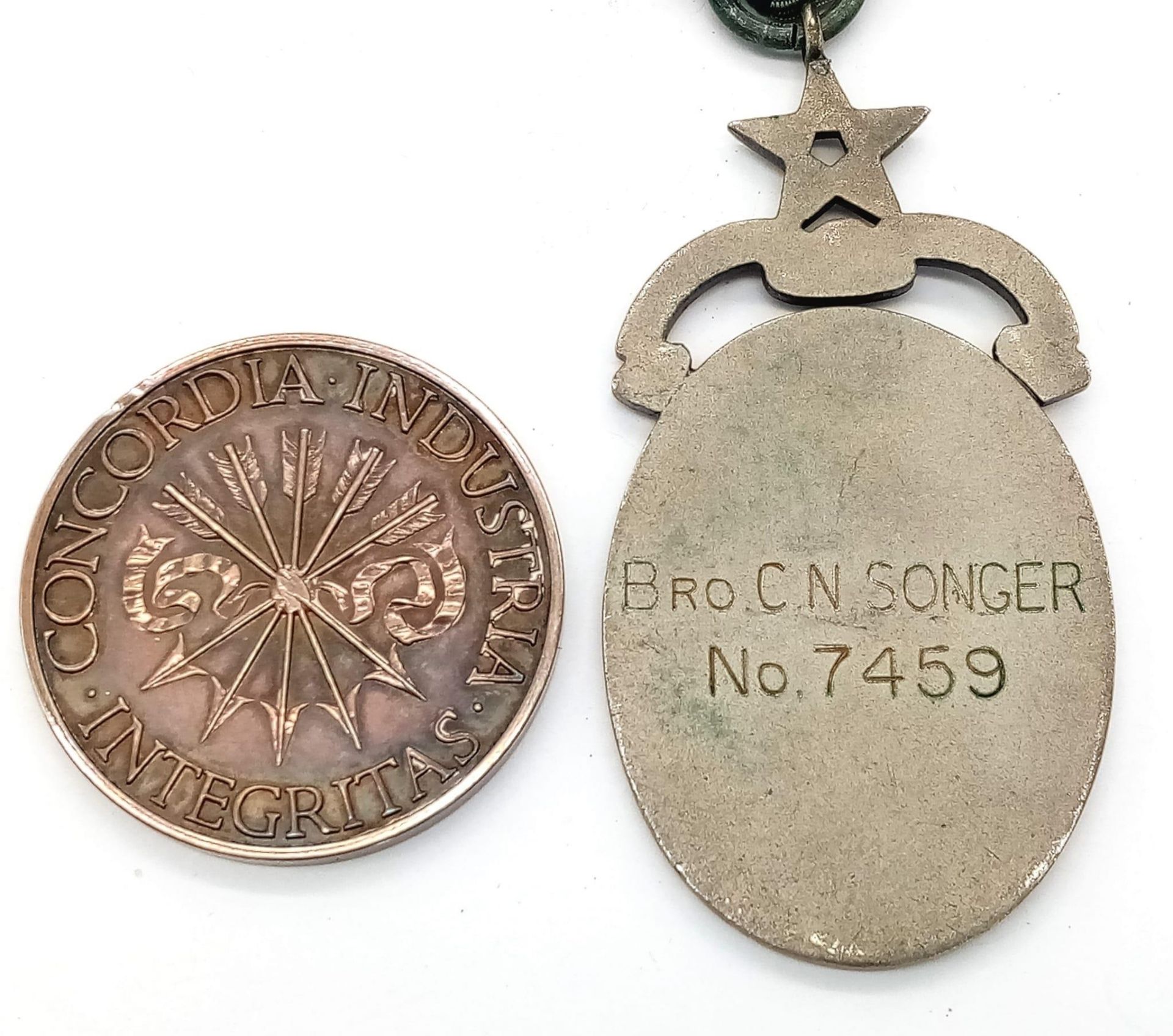 Two Vintage Medals Comprising 1) a Masonic Hospital Medal with Ribbon and Bar and 2) A Scarce 1965 - Bild 3 aus 5
