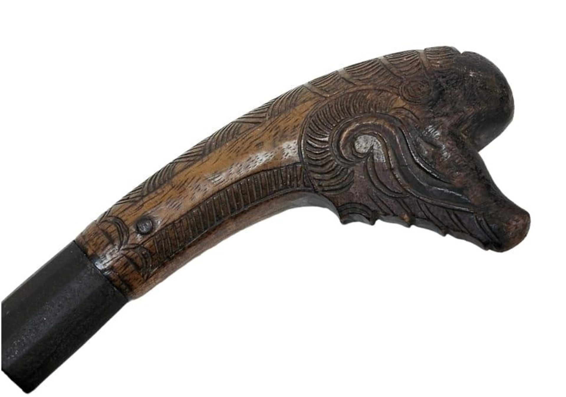 A Very Rare 19 th Century Oriental Short Sword with Wooden Hilt Carved as a Mythical Creature. - Bild 4 aus 11