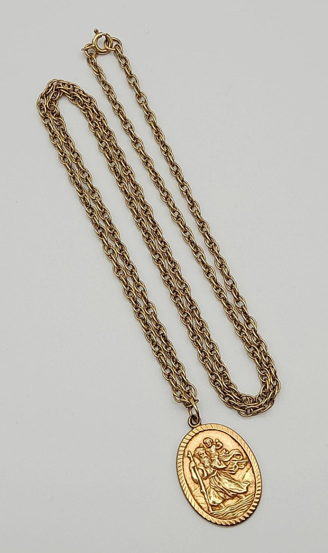 A 9K Gold Oval St. Christopher Pendant on a 9K Yellow Gold Chain/Necklace. 3cm and 64cm. 14.86g - Bild 3 aus 4