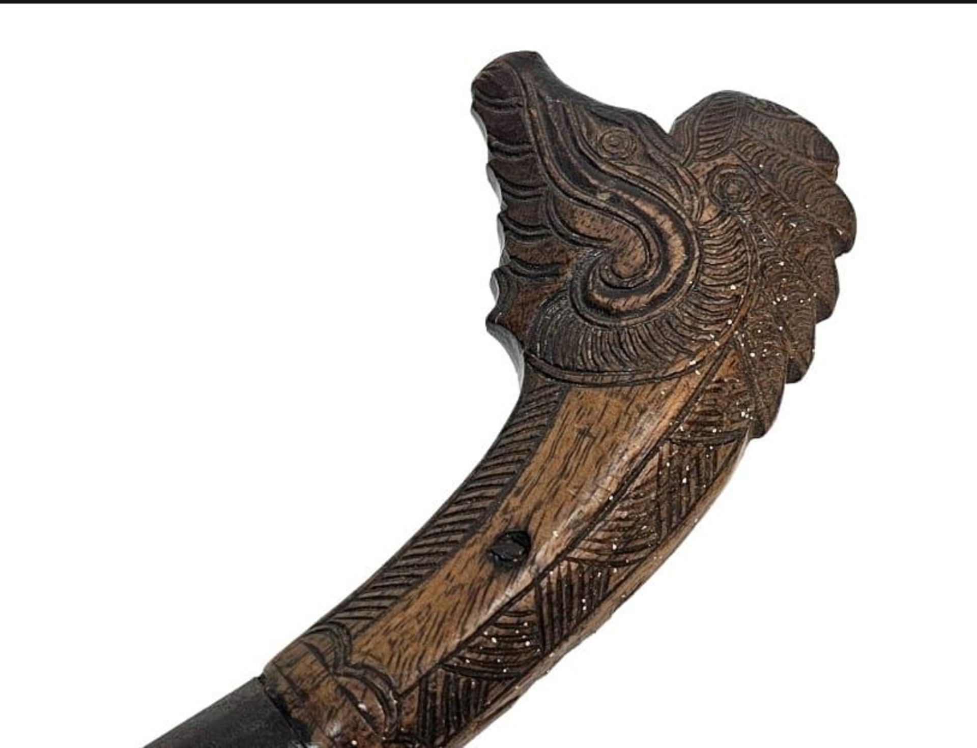 A Very Rare 19 th Century Oriental Short Sword with Wooden Hilt Carved as a Mythical Creature. - Bild 5 aus 11