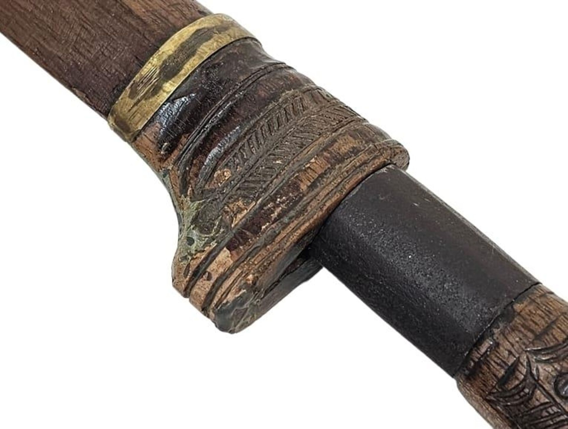 A Very Rare 19 th Century Oriental Short Sword with Wooden Hilt Carved as a Mythical Creature. - Bild 6 aus 11
