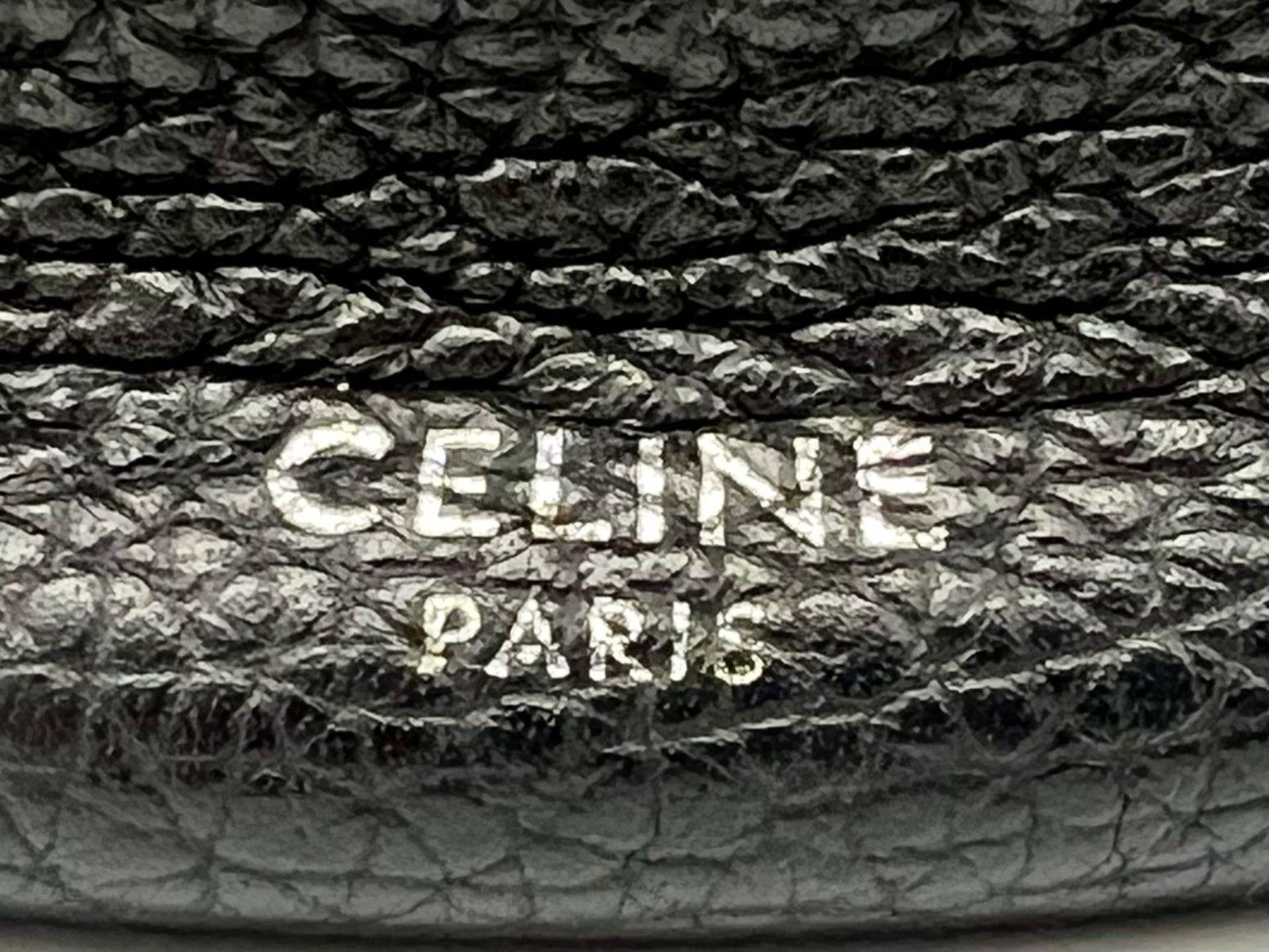 A Celine Black Leather Handbag with Adjustable Shoulder Attachment. Exterior silver-toned belt - Bild 5 aus 7