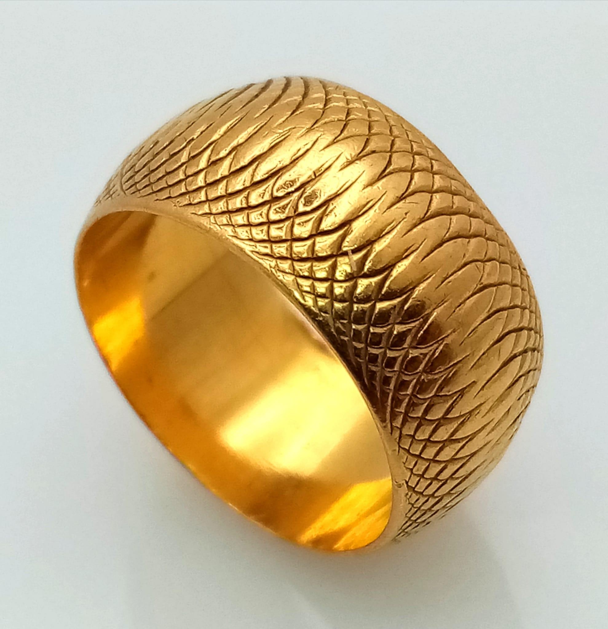 A 22K Yellow Gold Band Ring with Geometric Decoration. Size J. 8.11g - Image 2 of 4