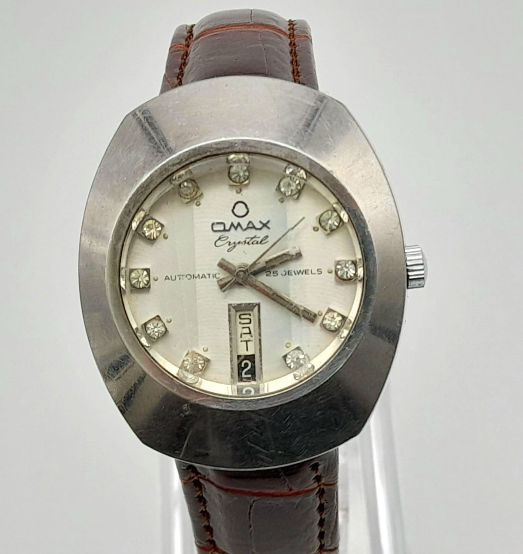 A Vintage Omax Crystal 25 Jewel Gents Watch. Brown leather strap. Stainless steel case - 36mm.