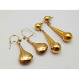 Two 9 K yellow gold pair of "dangler" earrings. 4 cm and 3,.5 cm drop, total weight: 5.7 g.