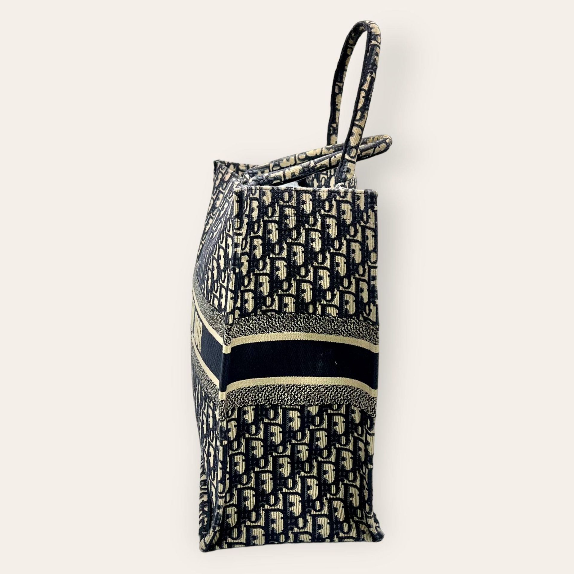 A Christian Dior Grey Oblique Book Tote Bag. Embroidered exterior, spacious interior. Ref: 13139. - Bild 2 aus 8