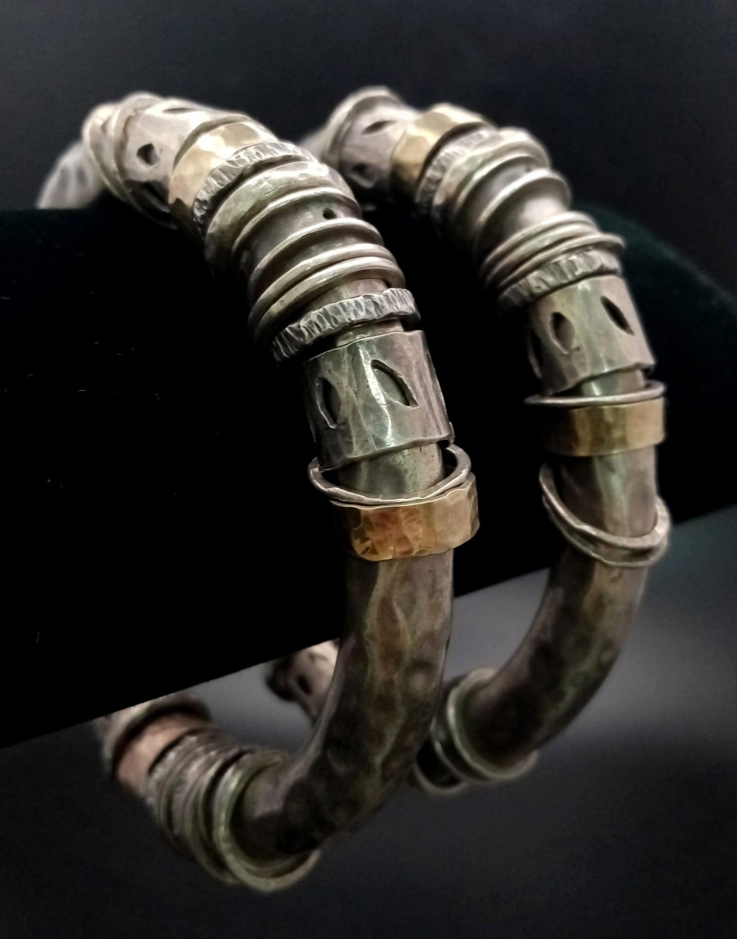 A pair of silver and gold bangles in tubular form with loose ring decoration. The bangles have a - Bild 2 aus 4
