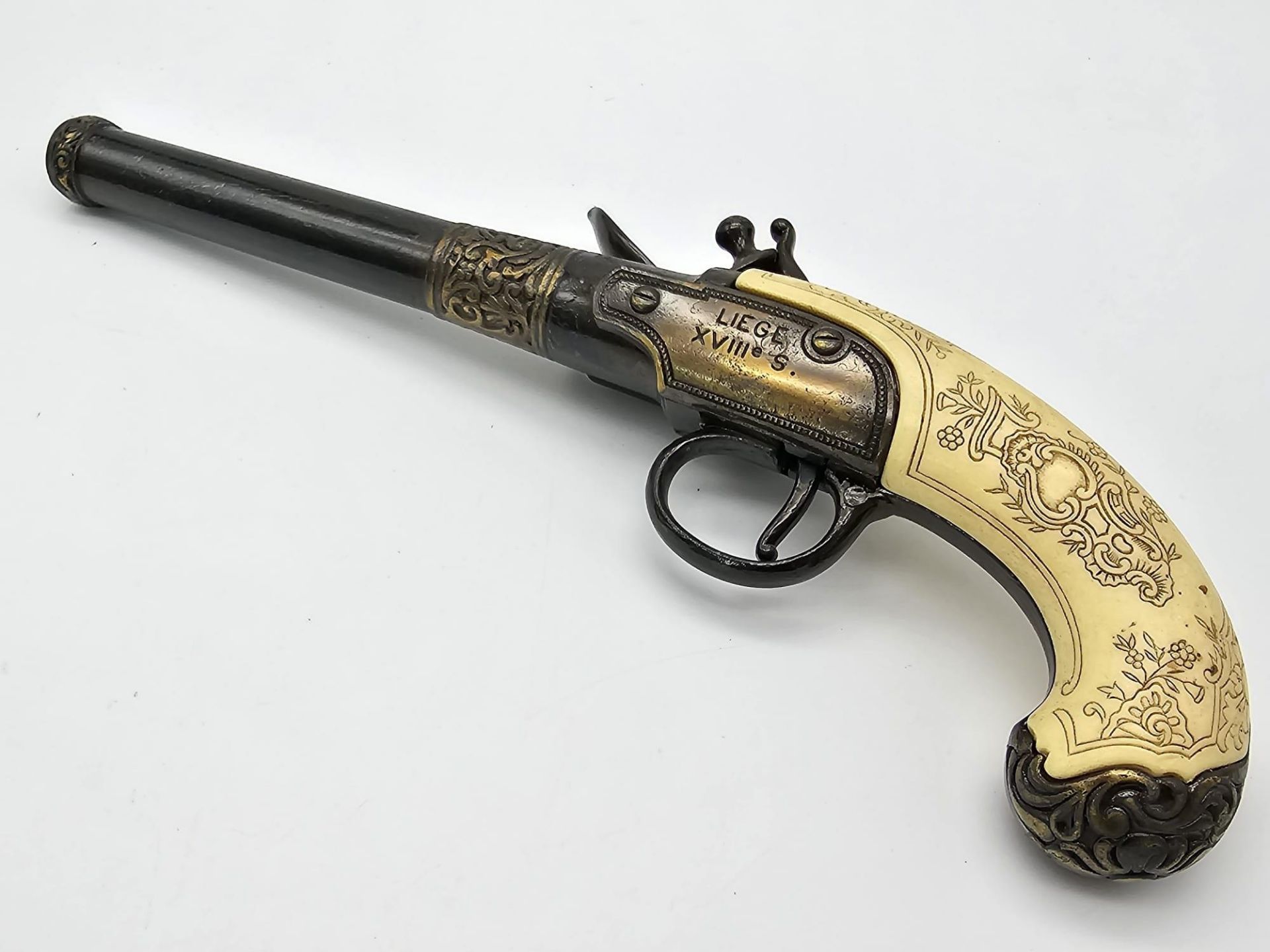 A Vintage Pair of Highly Decorative Retrospective Copies of Liege Duelling Flintlock Pistols 29cm - Bild 3 aus 9