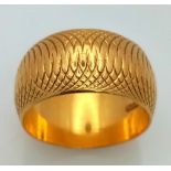 A 22K Yellow Gold Band Ring with Geometric Decoration. Size J. 8.11g