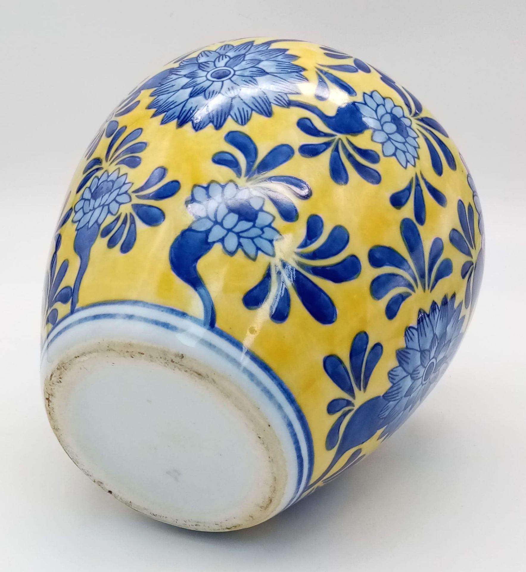 A Vintage Blue and Yellow Hand-Painted Vase. Faint makers mark on base. 21cm tall - Bild 3 aus 3