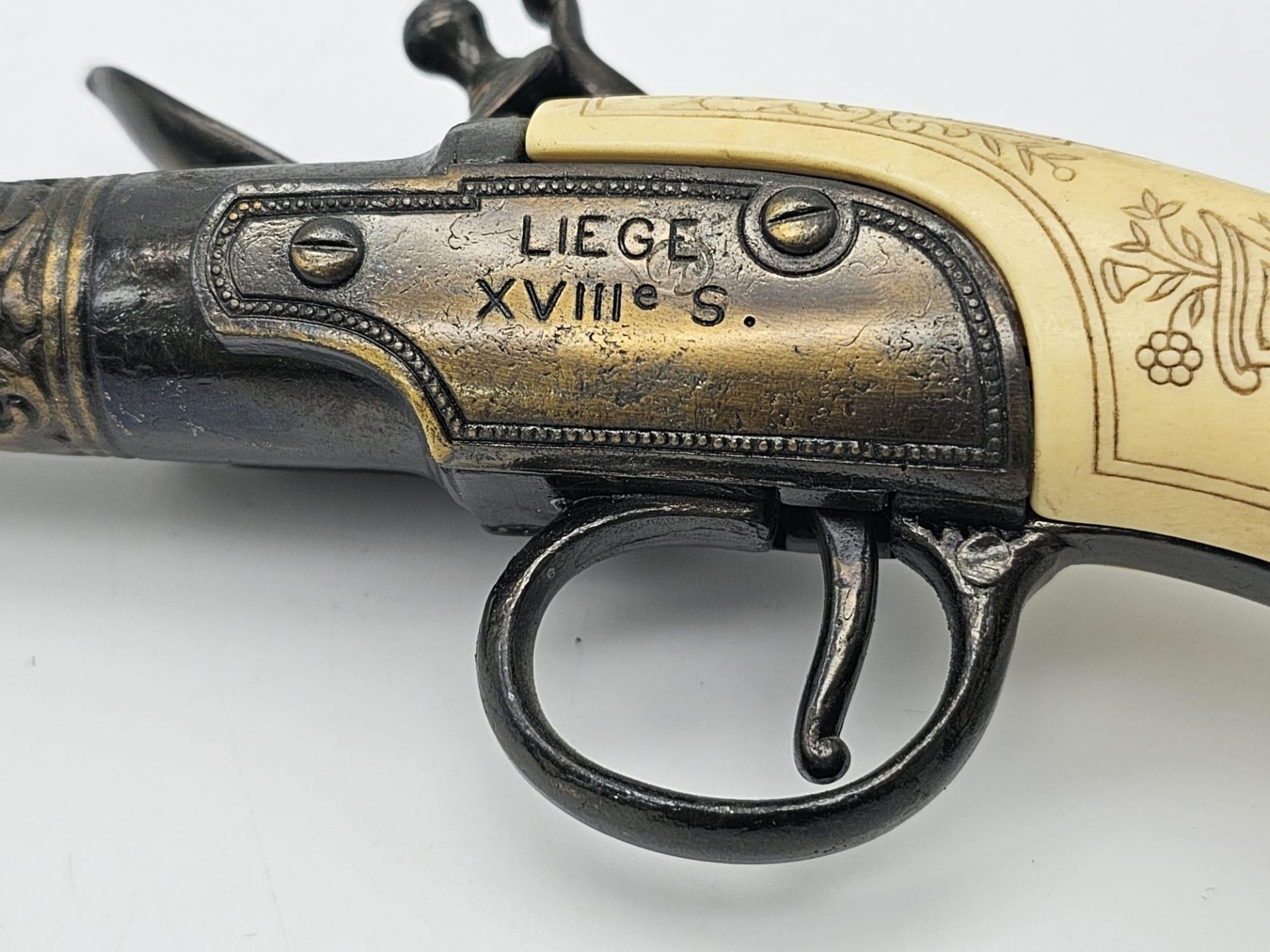 A Vintage Pair of Highly Decorative Retrospective Copies of Liege Duelling Flintlock Pistols 29cm - Bild 4 aus 9