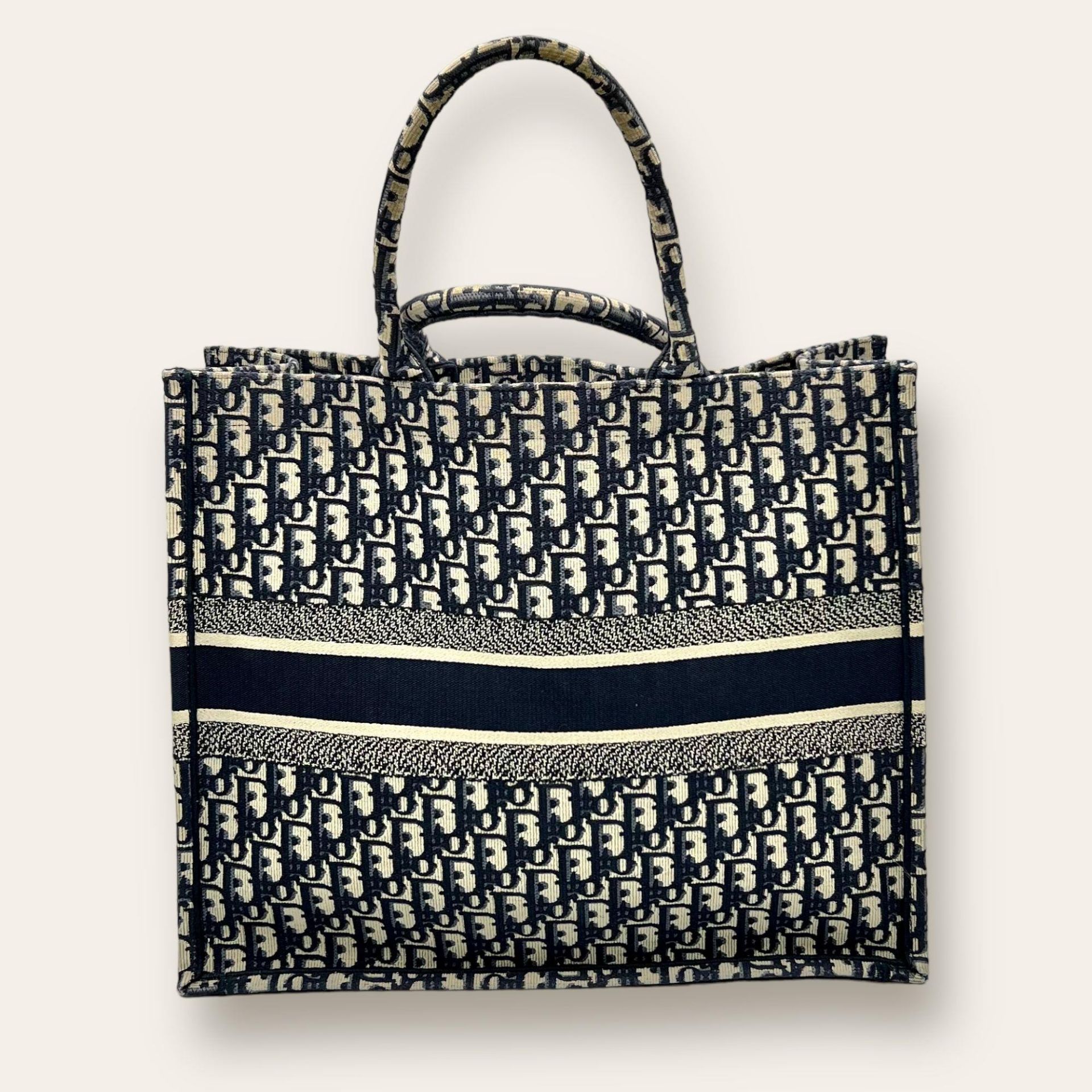 A Christian Dior Grey Oblique Book Tote Bag. Embroidered exterior, spacious interior. Ref: 13139. - Bild 3 aus 8