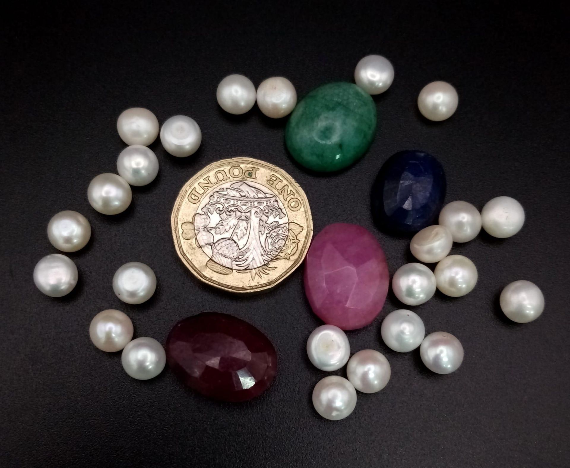 A mixed lot of faceted ruby and emerald and Cabochon Pearl Gemstones in total of 92.70ct - Image 3 of 3