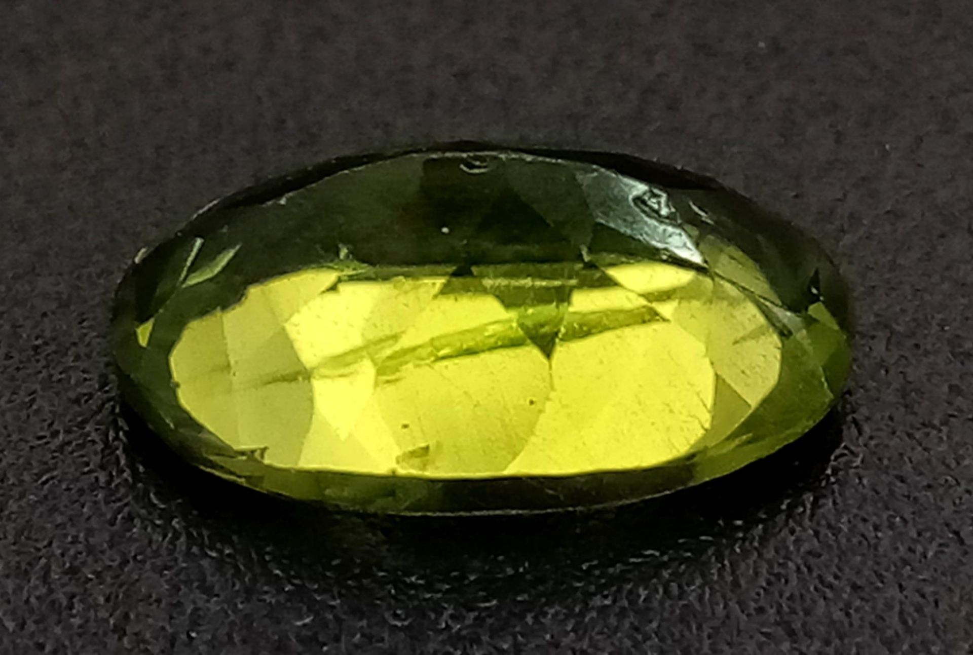 2.75ct Oval Cut, Natural Peridot. GLI Certification included. - Image 3 of 4