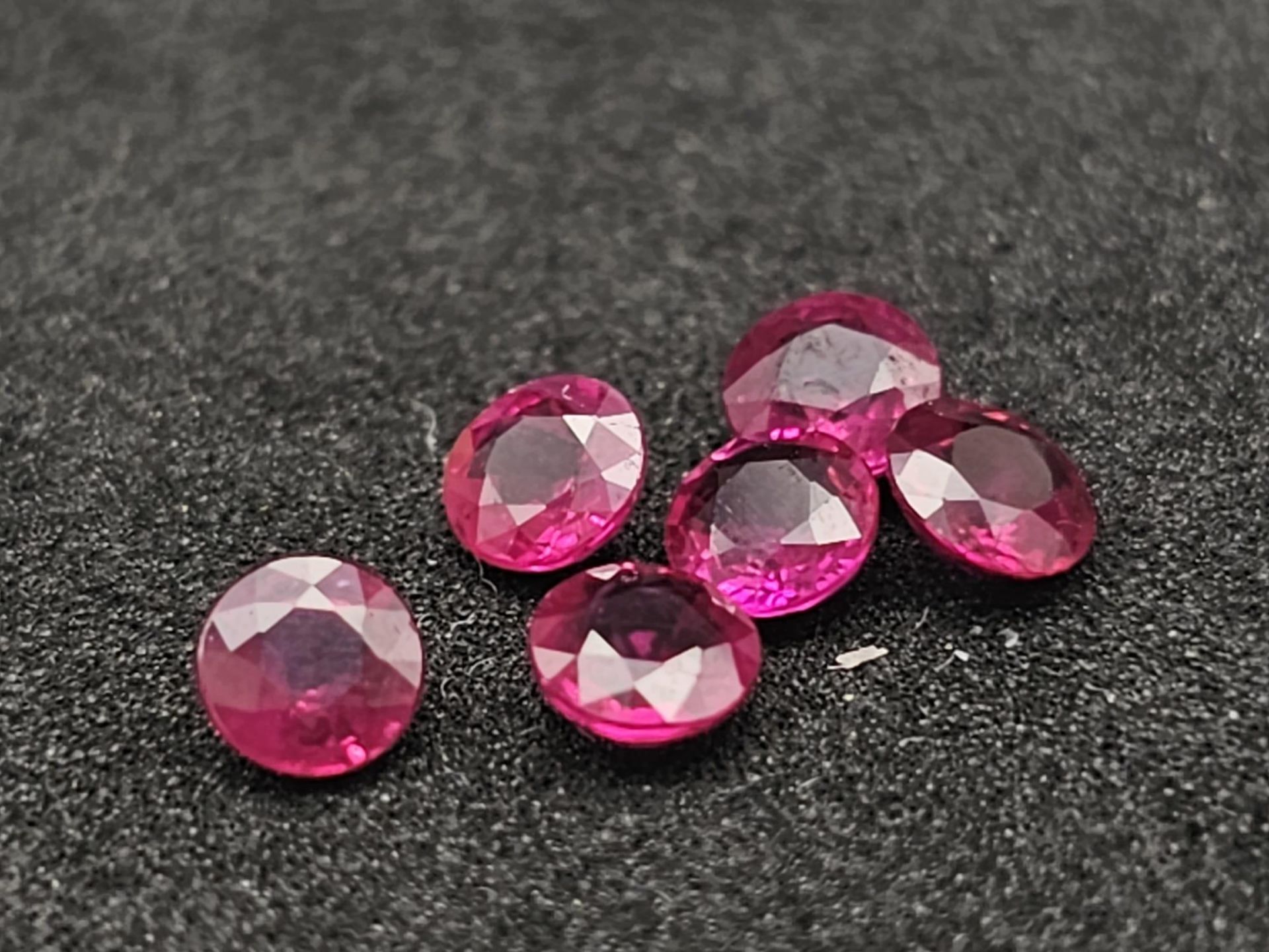 PARCEL OF 6 ROUND RUBIES. 3.21CT