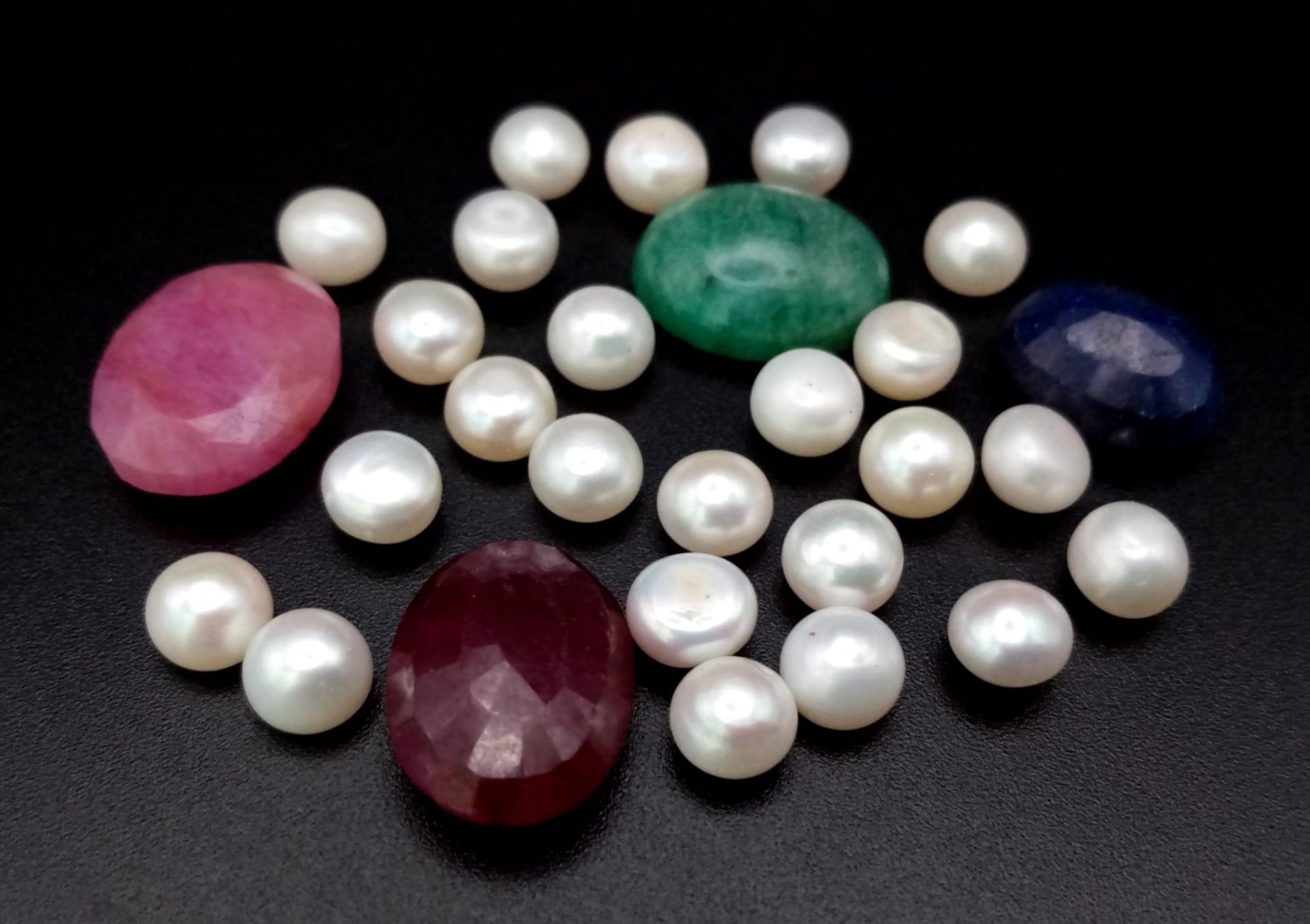 A mixed lot of faceted ruby and emerald and Cabochon Pearl Gemstones in total of 92.70ct - Image 2 of 3