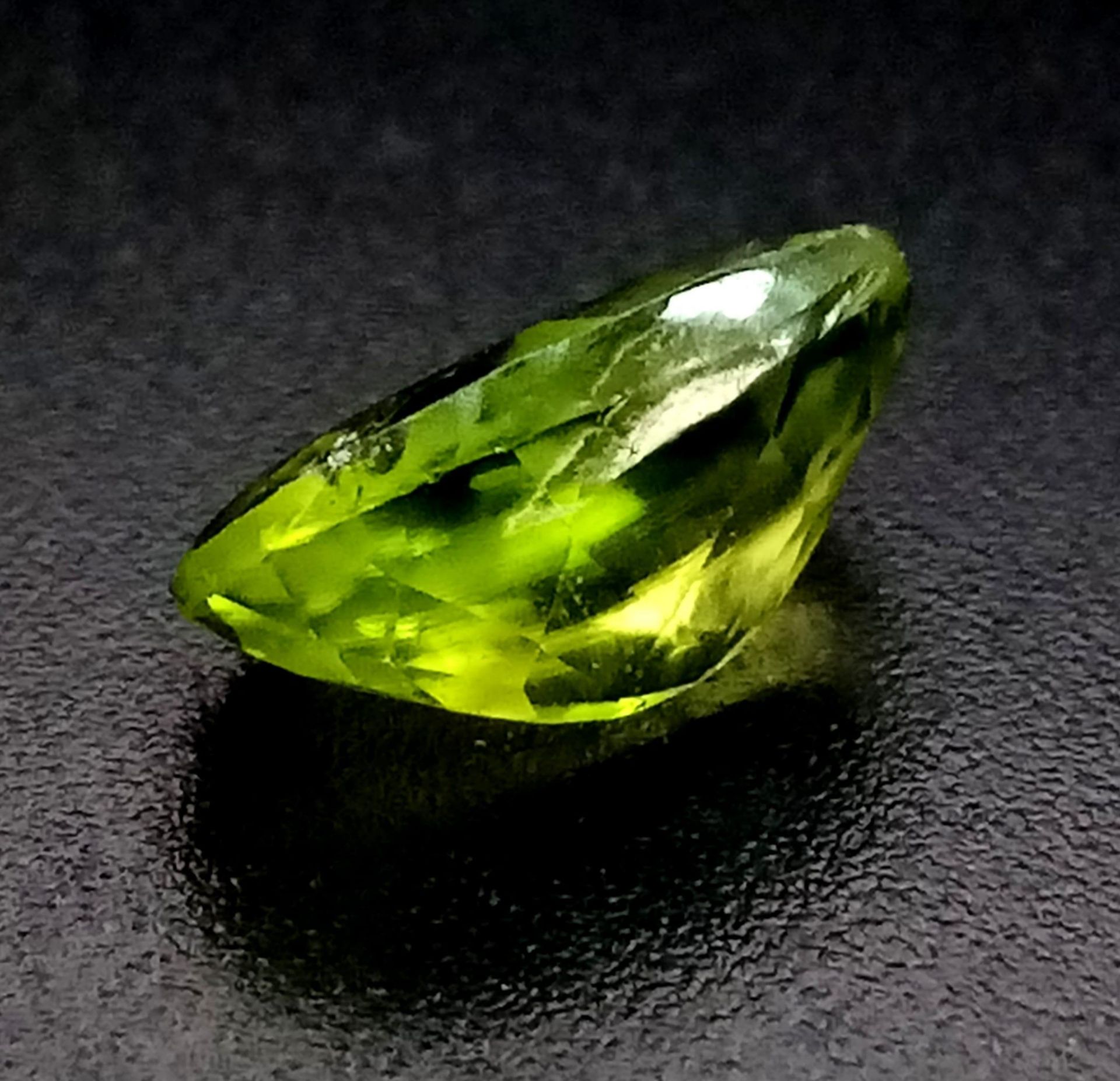 2.75ct Oval Cut, Natural Peridot. GLI Certification included. - Image 2 of 4