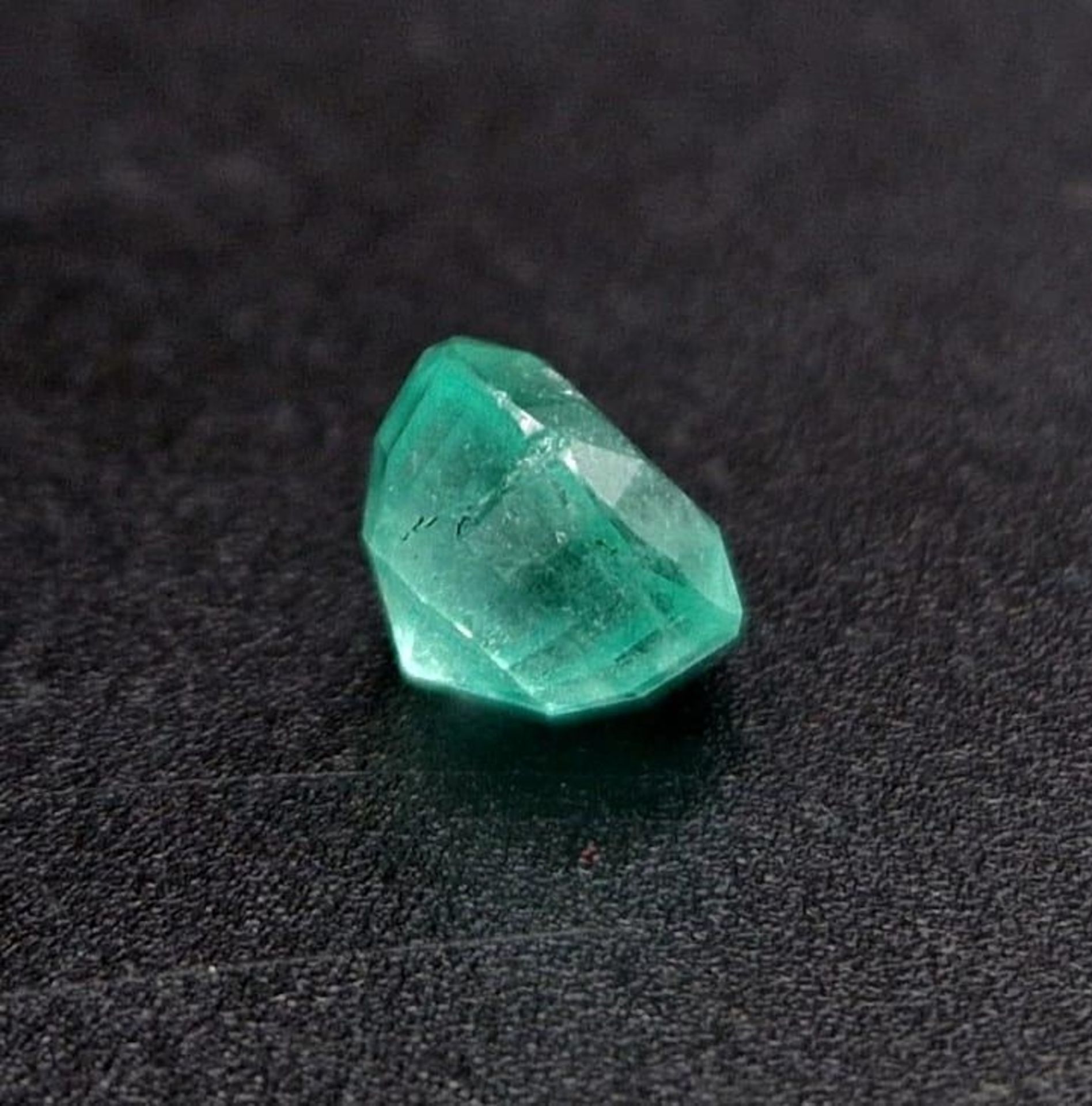 A Rare 2.01ct Oval Cut Emerald from Afghanistan. Untreated, and comes with a GGI certificate. - Image 4 of 5