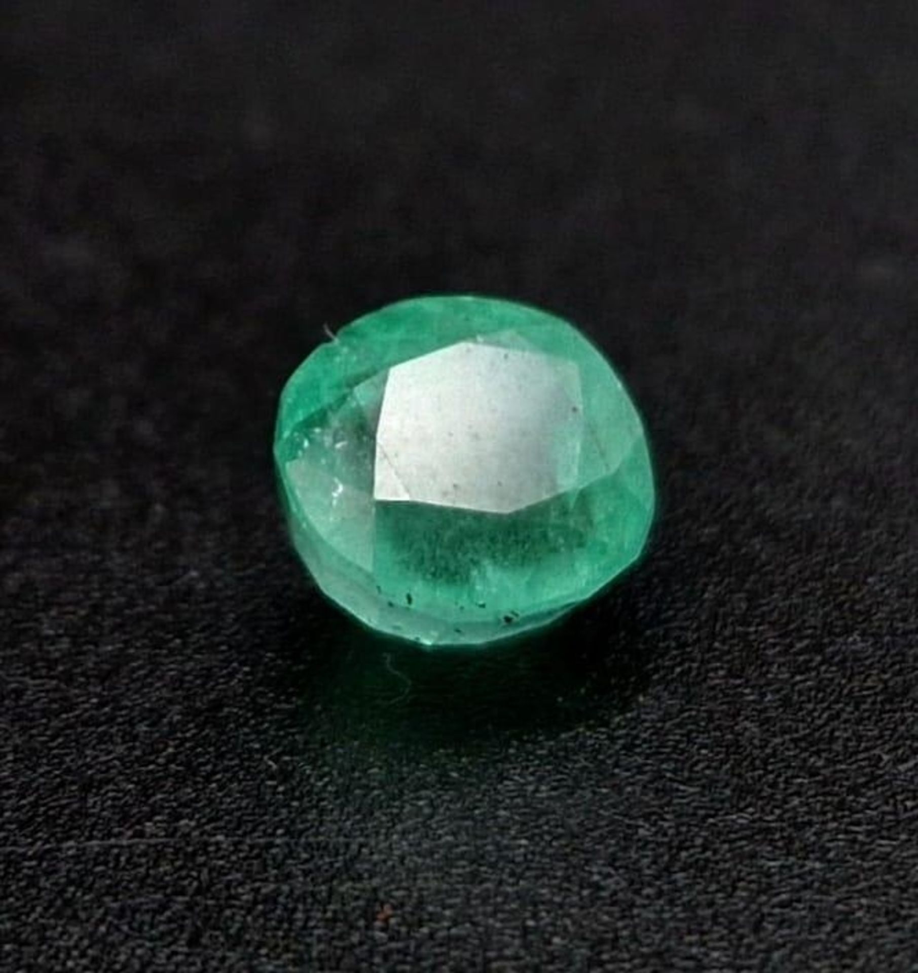 A Rare 2.01ct Oval Cut Emerald from Afghanistan. Untreated, and comes with a GGI certificate. - Image 2 of 5