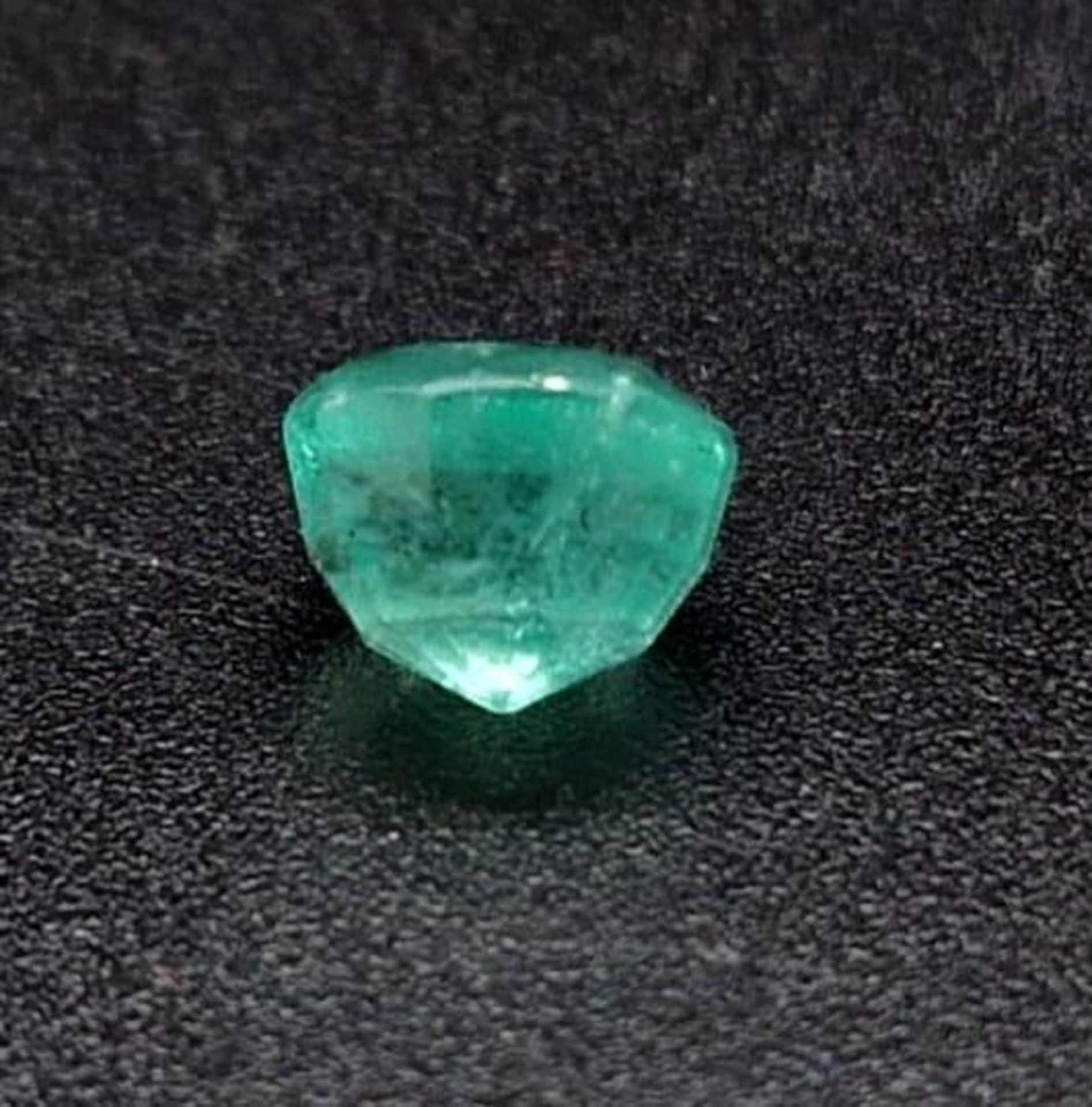 A Rare 2.01ct Oval Cut Emerald from Afghanistan. Untreated, and comes with a GGI certificate. - Image 5 of 5