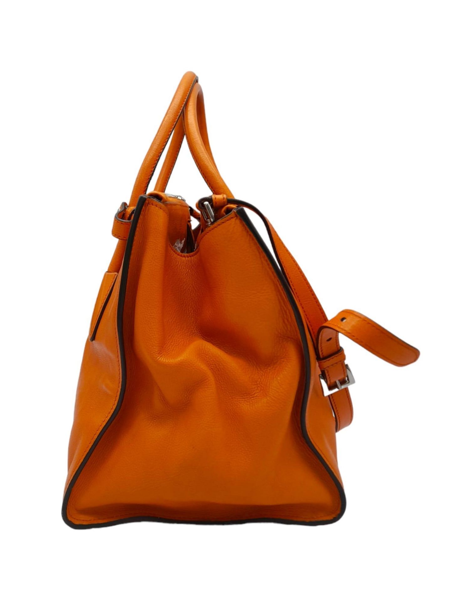 A Prada Saffiano Double Zip Luxury Tote Bag. Burnt orange leather with silver tone hardware. - Bild 2 aus 15
