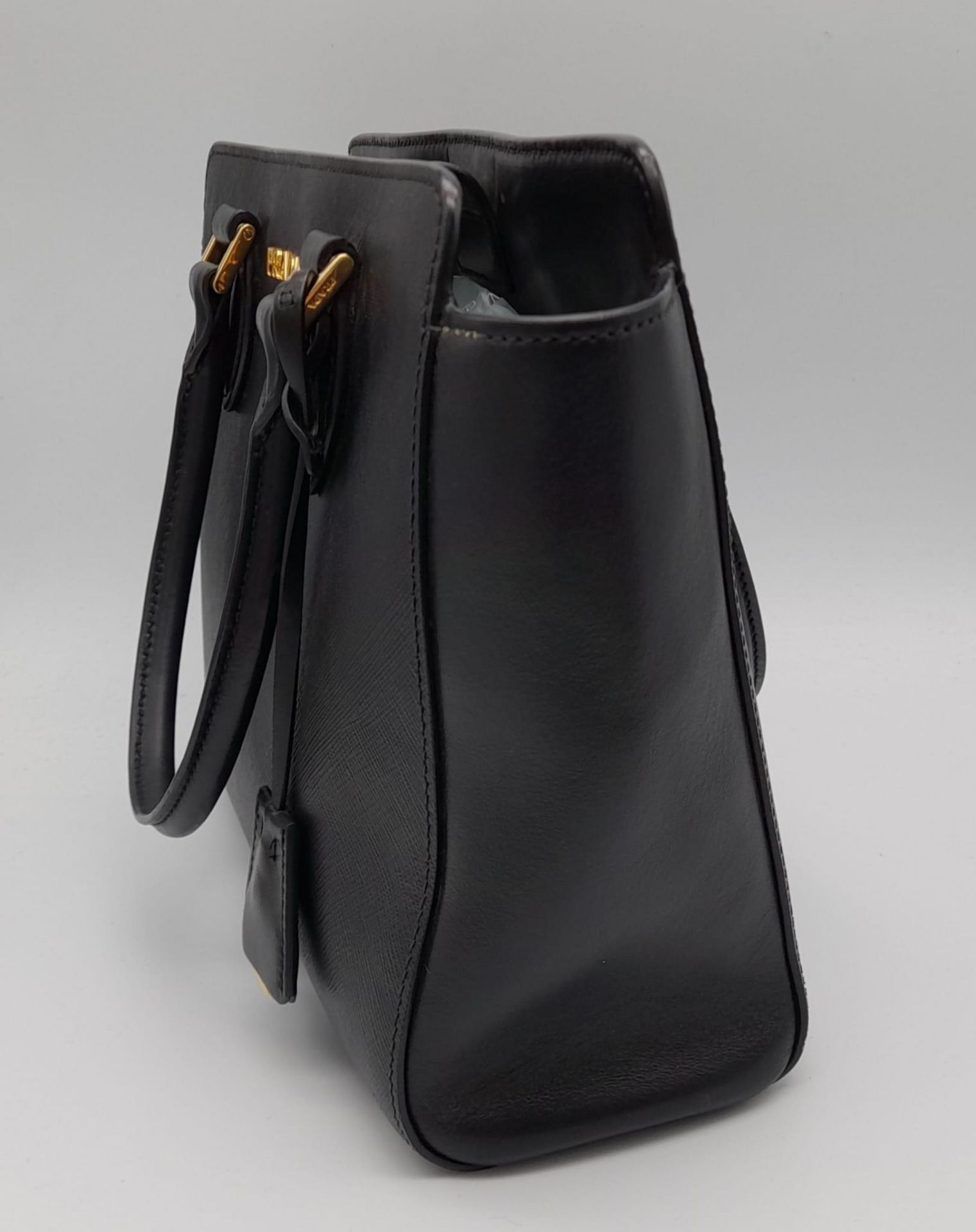 A Prada Black Leather Handbag with Adjustable Shoulder Strap. Textured leather with gold-tone - Bild 7 aus 8