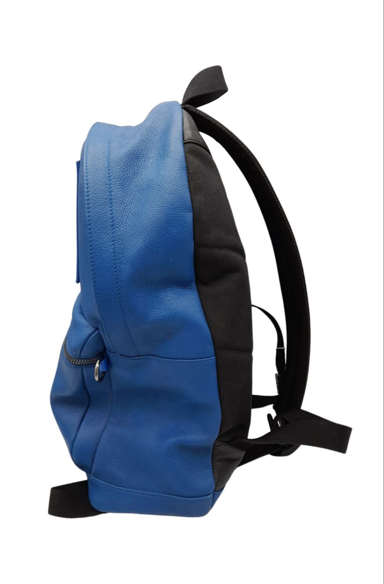 A Jimmy Choo Blue Leather Backpack. Exterior pocket. Tough textile shoulder straps. Spacious - Bild 3 aus 13