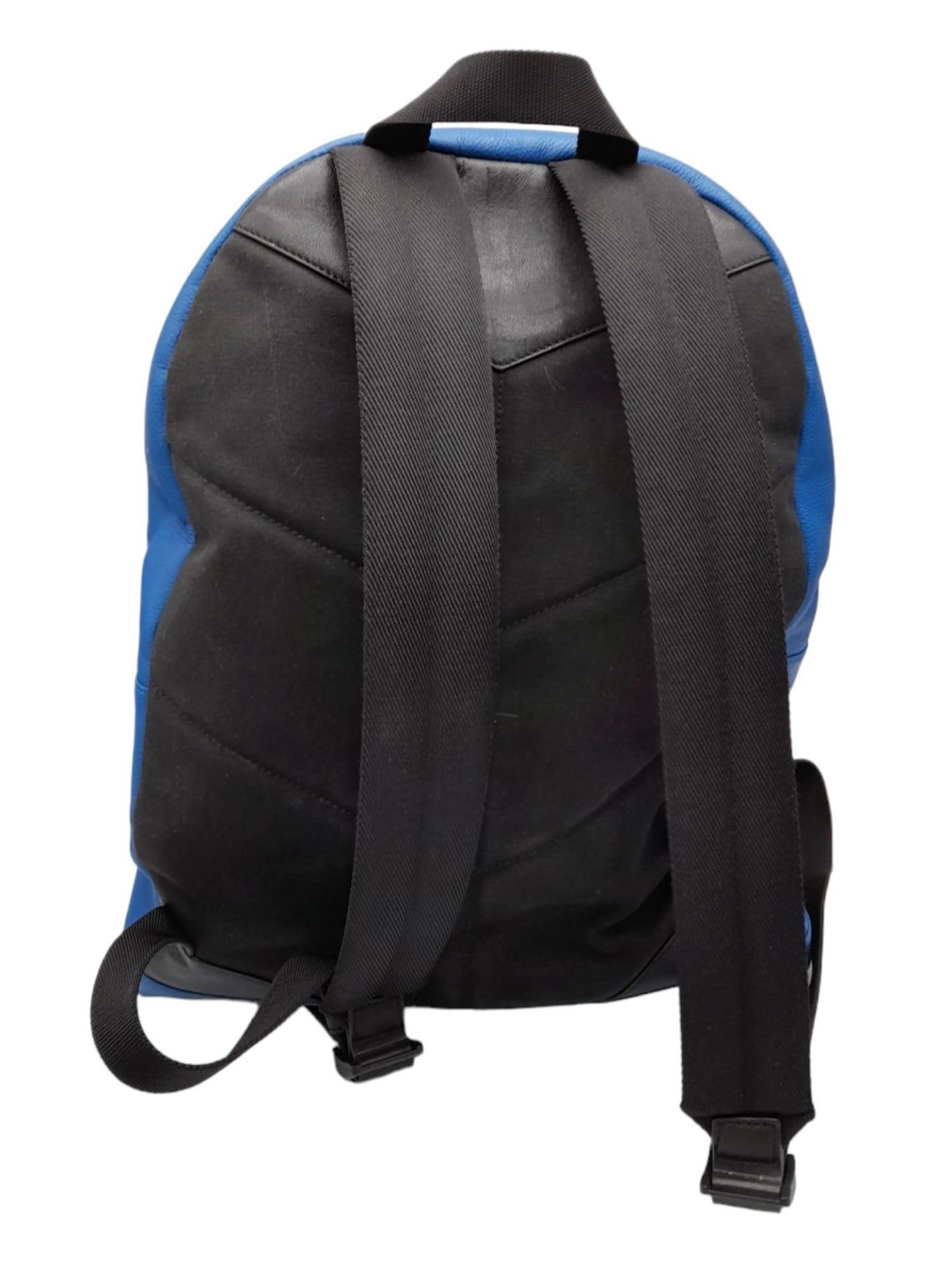 A Jimmy Choo Blue Leather Backpack. Exterior pocket. Tough textile shoulder straps. Spacious - Bild 4 aus 13
