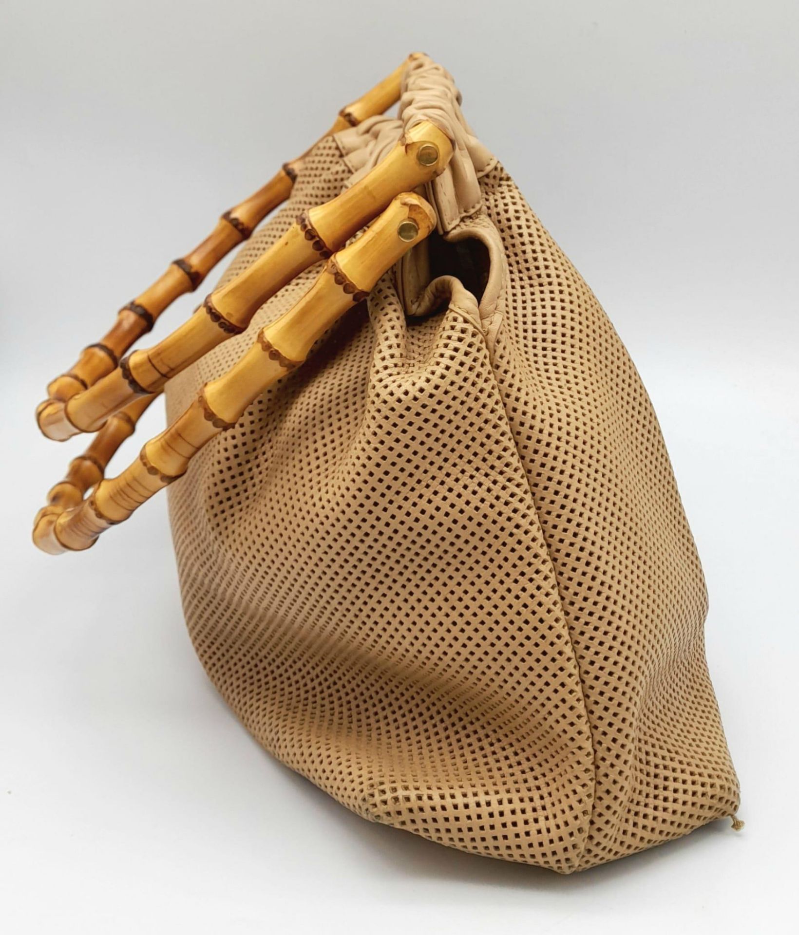 A Gucci Beige Perforated Leather Bamboo Handbag. Soft leather exterior with classic bamboo top - Bild 5 aus 8