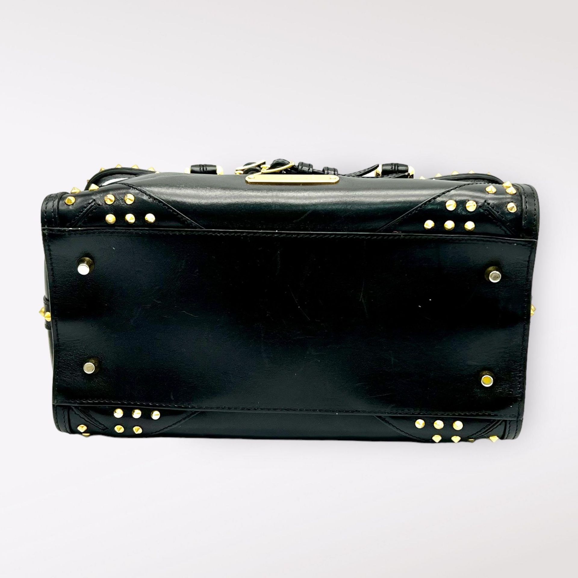 A Burberry Black Leather Stud Handbag. Adjustable studded shoulder strap. Gold-toned hardware. Three - Bild 5 aus 8