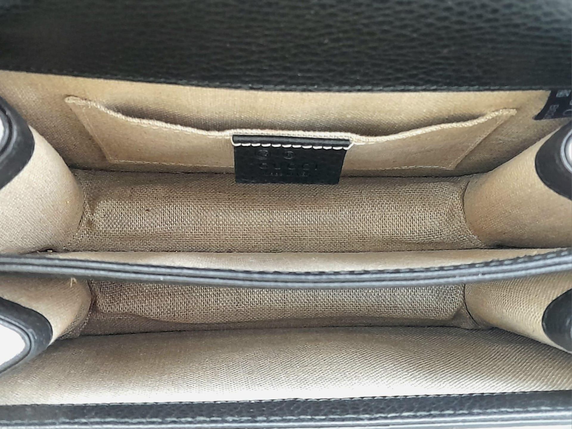 A Classic Gucci Interlocking Black Leather Hand/Shoulder bag. Gold tone hardware, Built in chain - Bild 7 aus 8