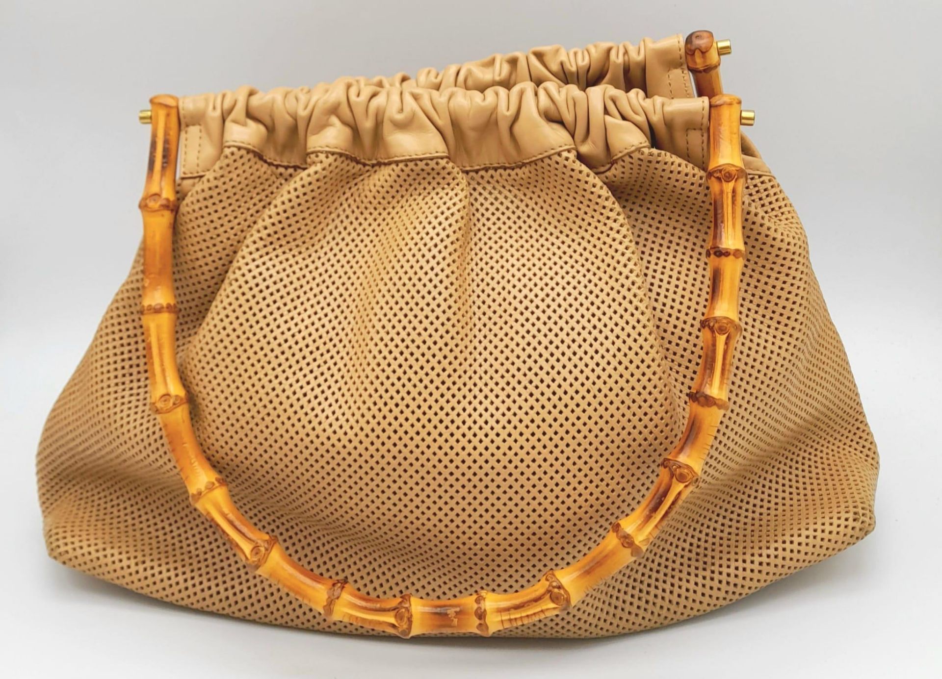 A Gucci Beige Perforated Leather Bamboo Handbag. Soft leather exterior with classic bamboo top - Bild 4 aus 8