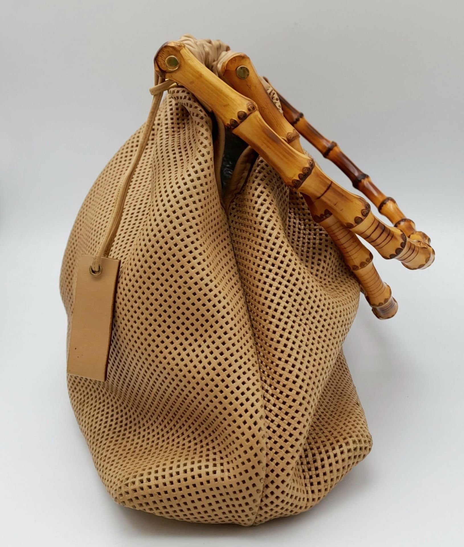A Gucci Beige Perforated Leather Bamboo Handbag. Soft leather exterior with classic bamboo top - Bild 3 aus 8